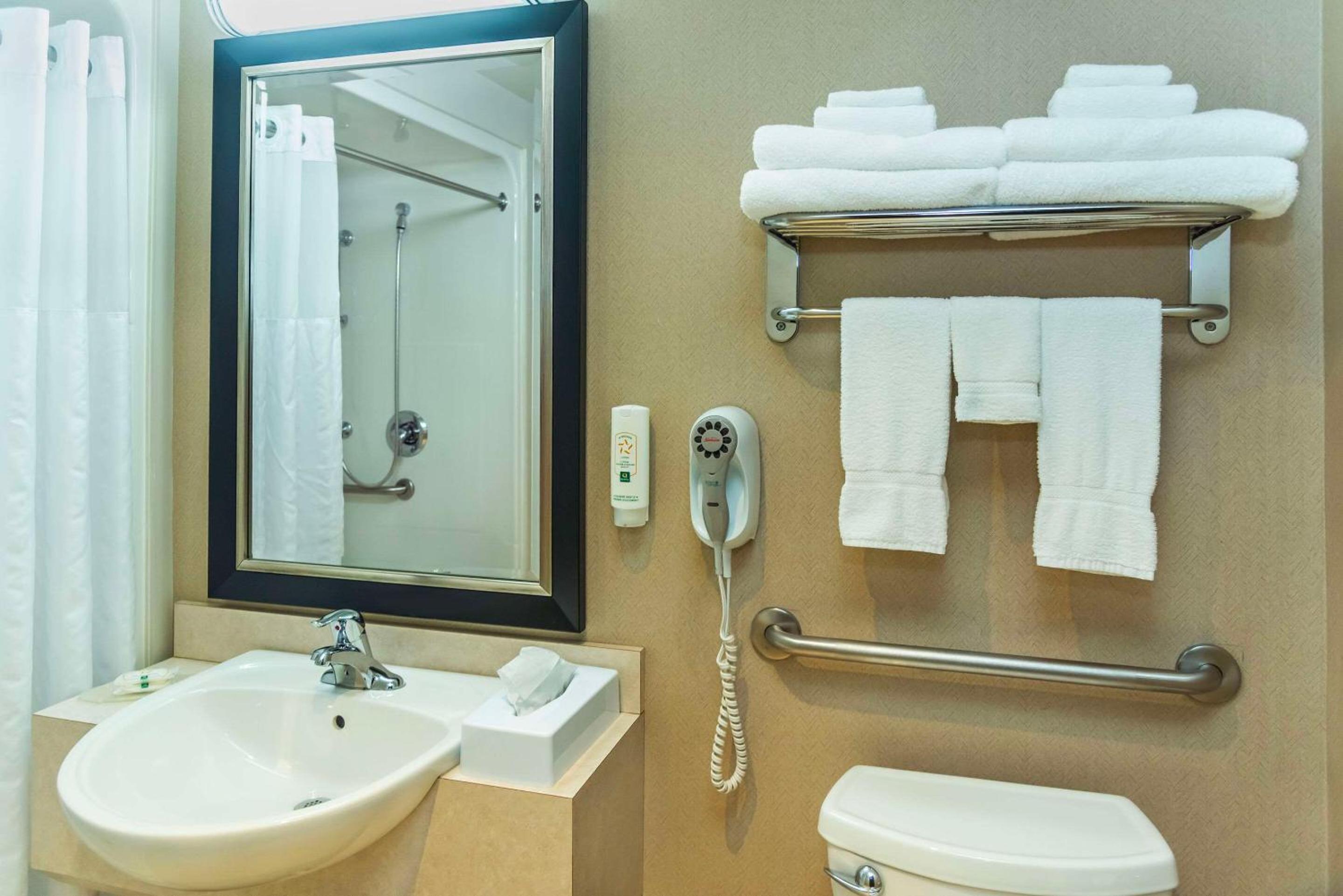 King Suite - Accessible/Non Smoking - Photo 3