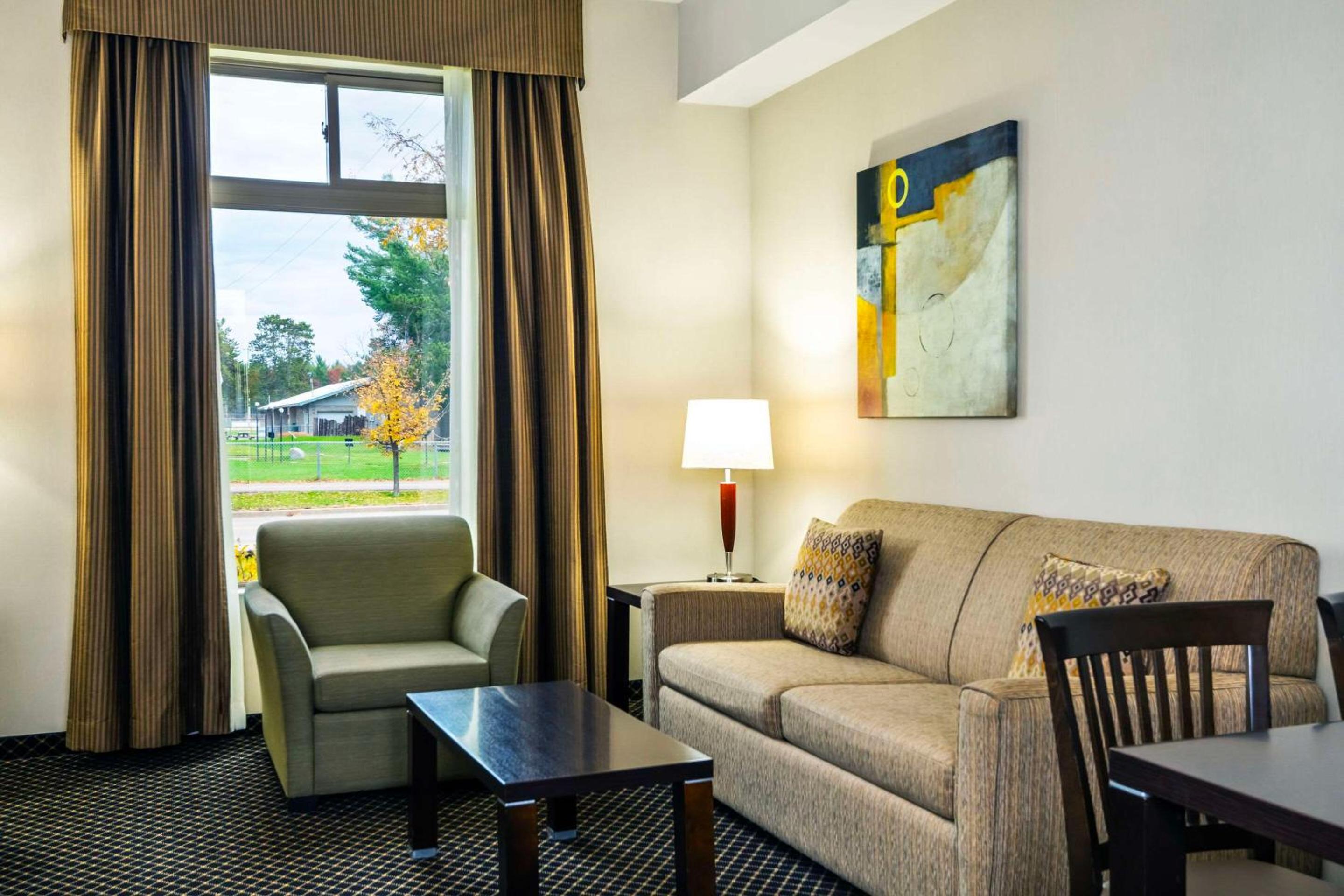 King Suite - Non Smoking - Photo 2