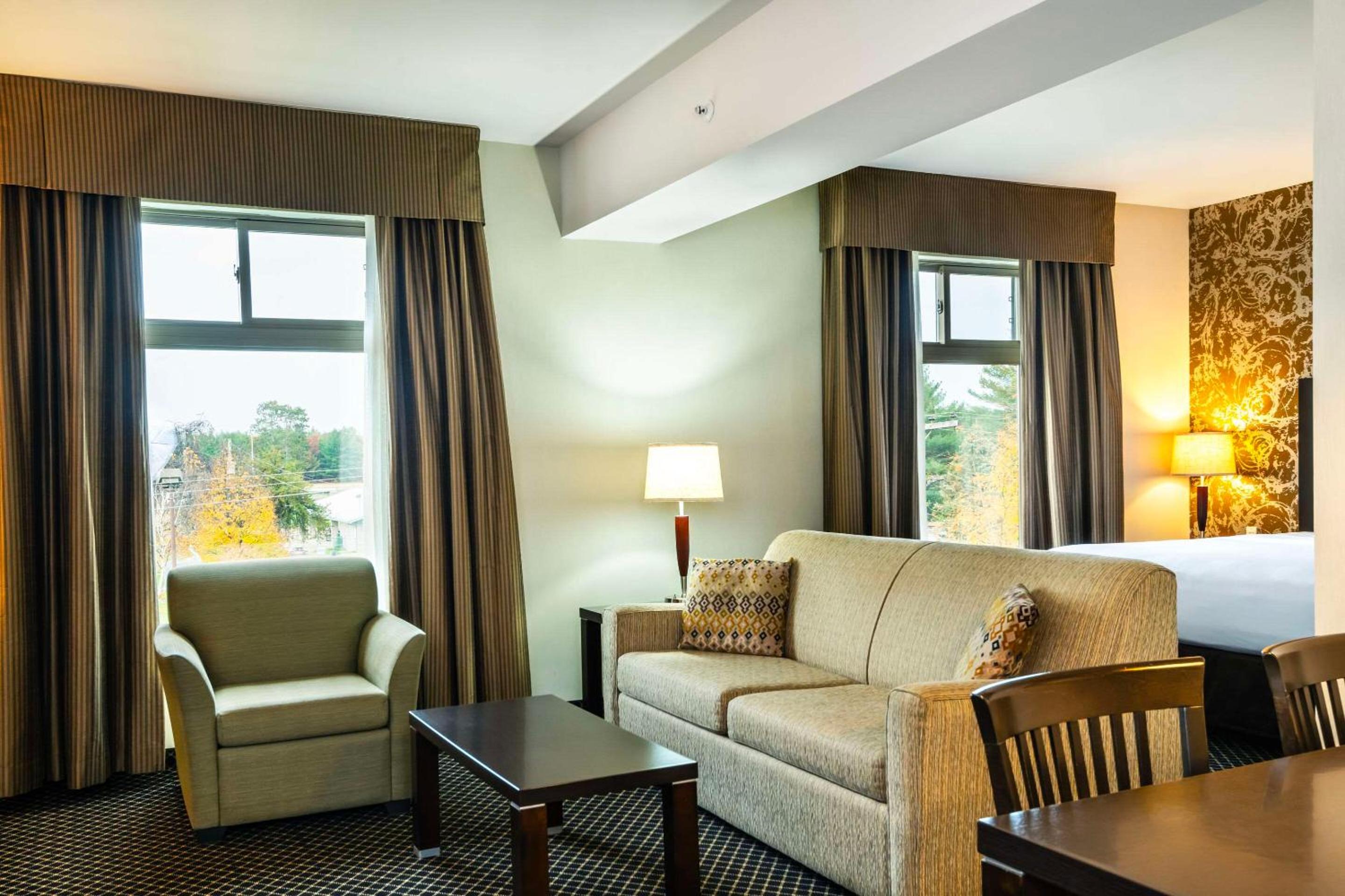 King Suite - Non Smoking - Photo 5