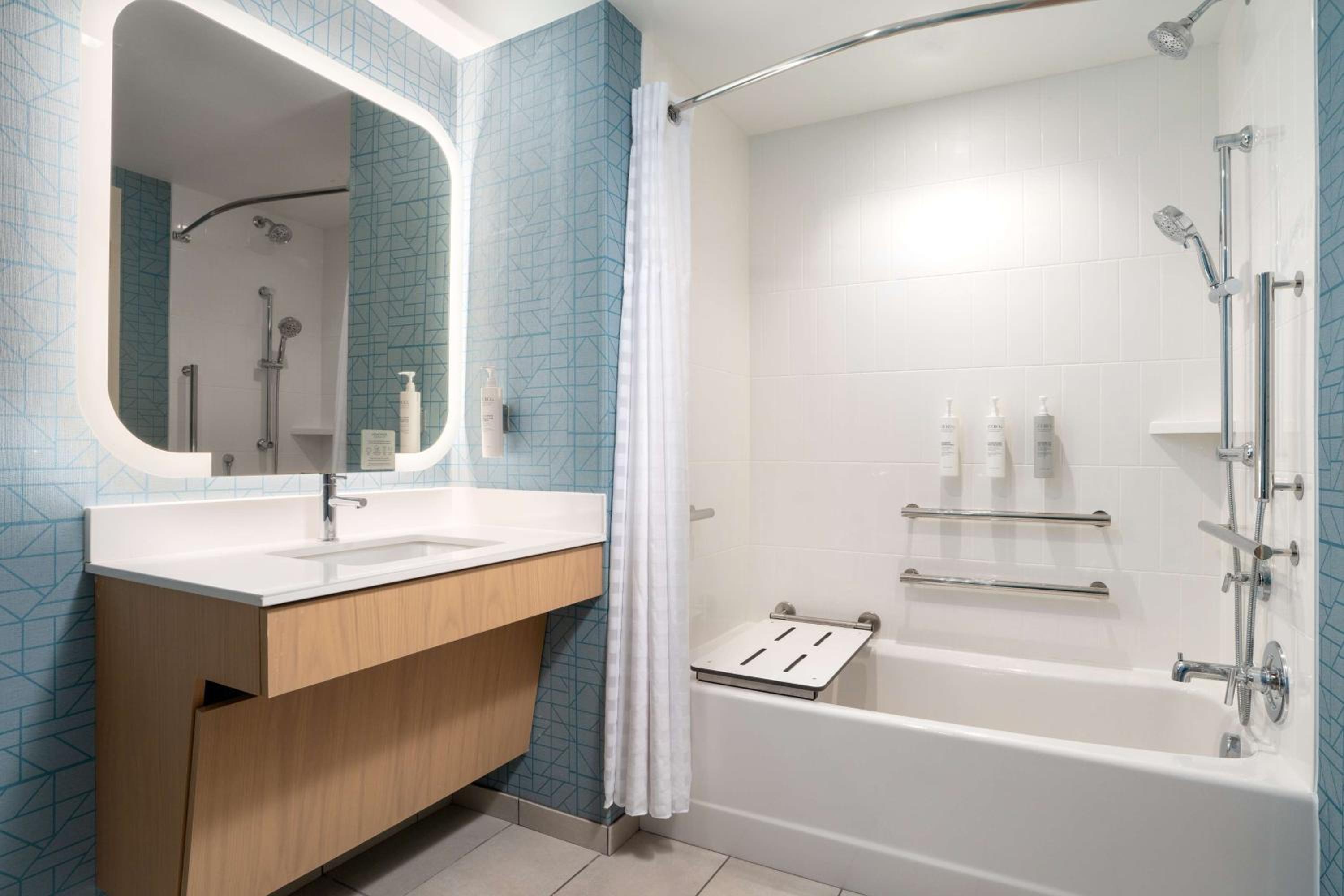 King Studio with Mobility Accessible Tub - Photo 4