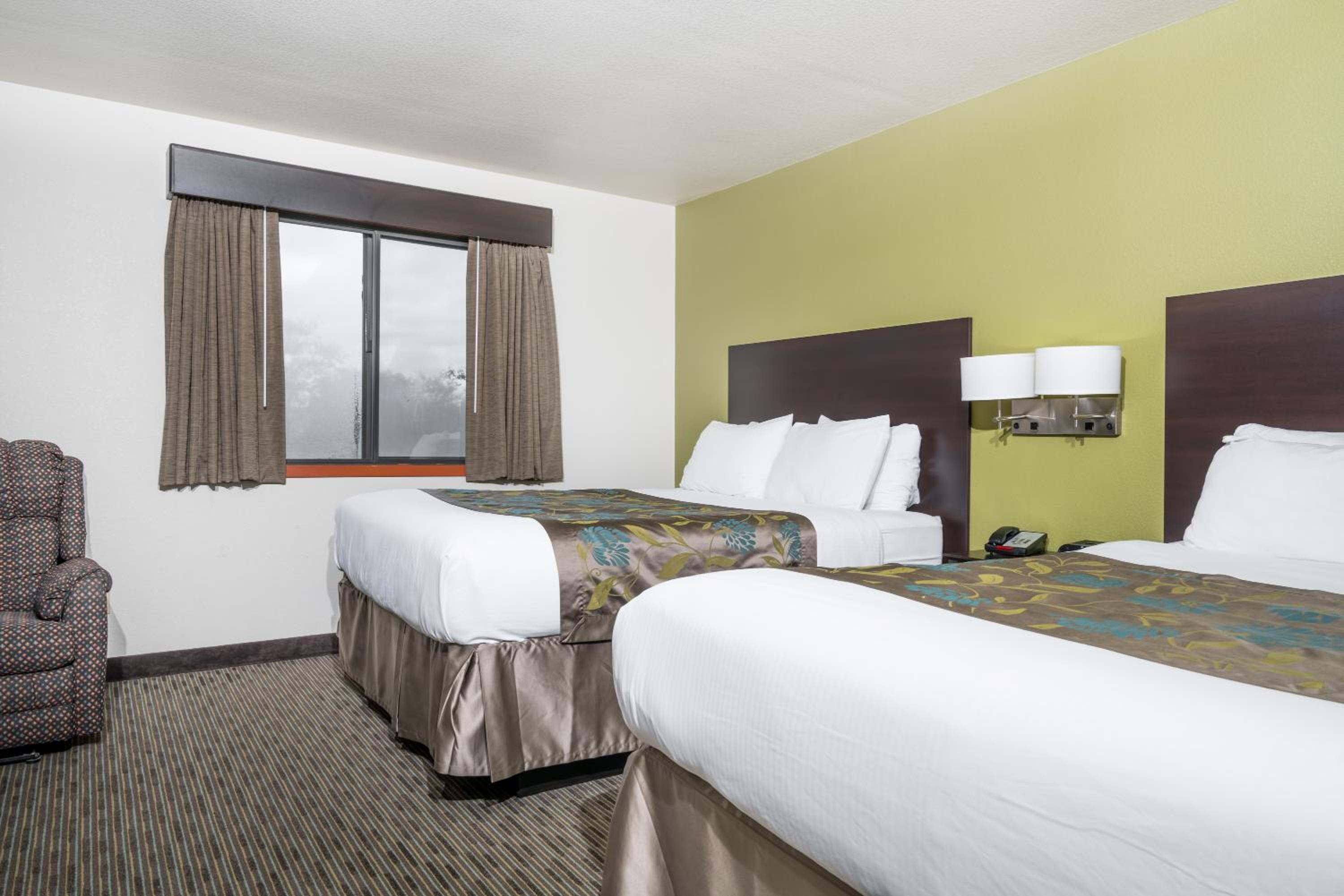 Superior Queen Suite with Two Queen Beds - Non-Smoking - Photo 5