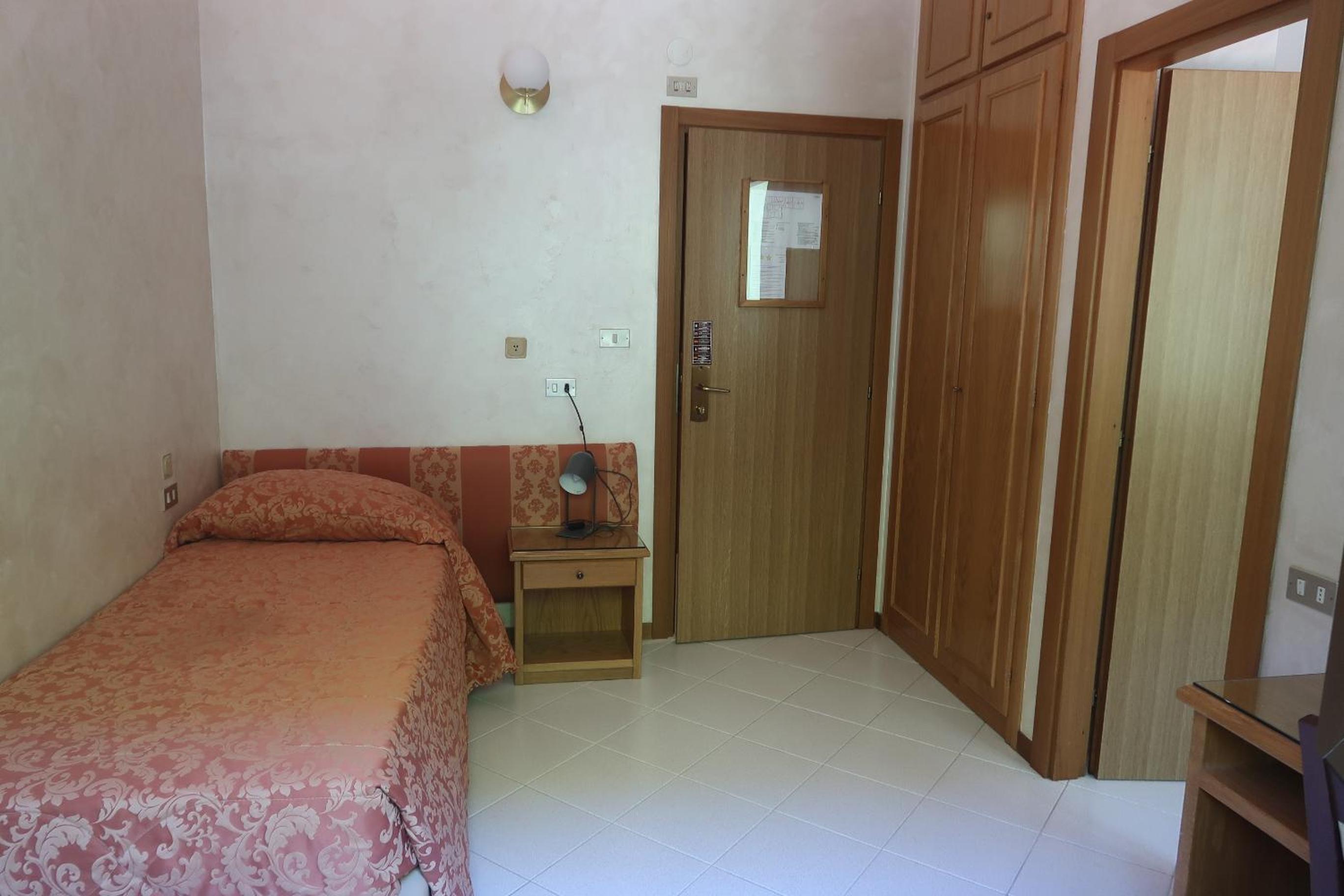 Single Room photo 2
