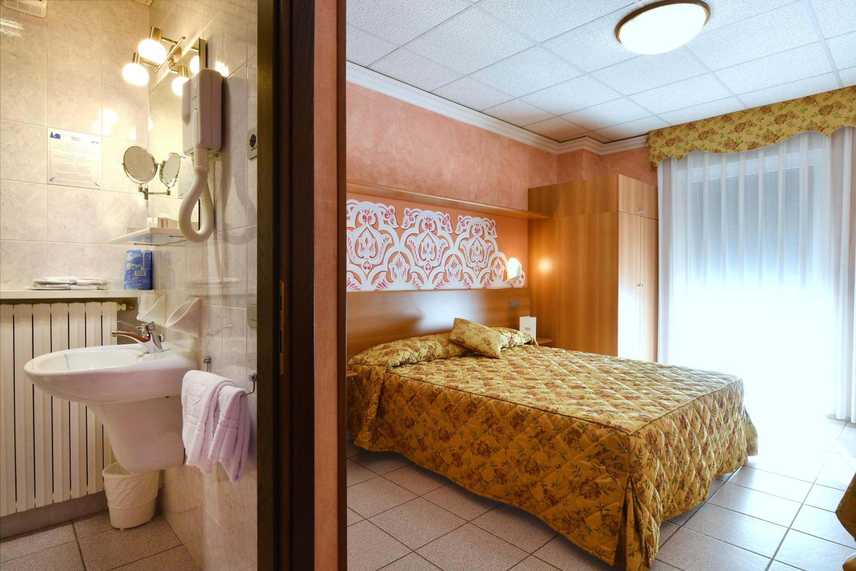 Large Double Room photo 3