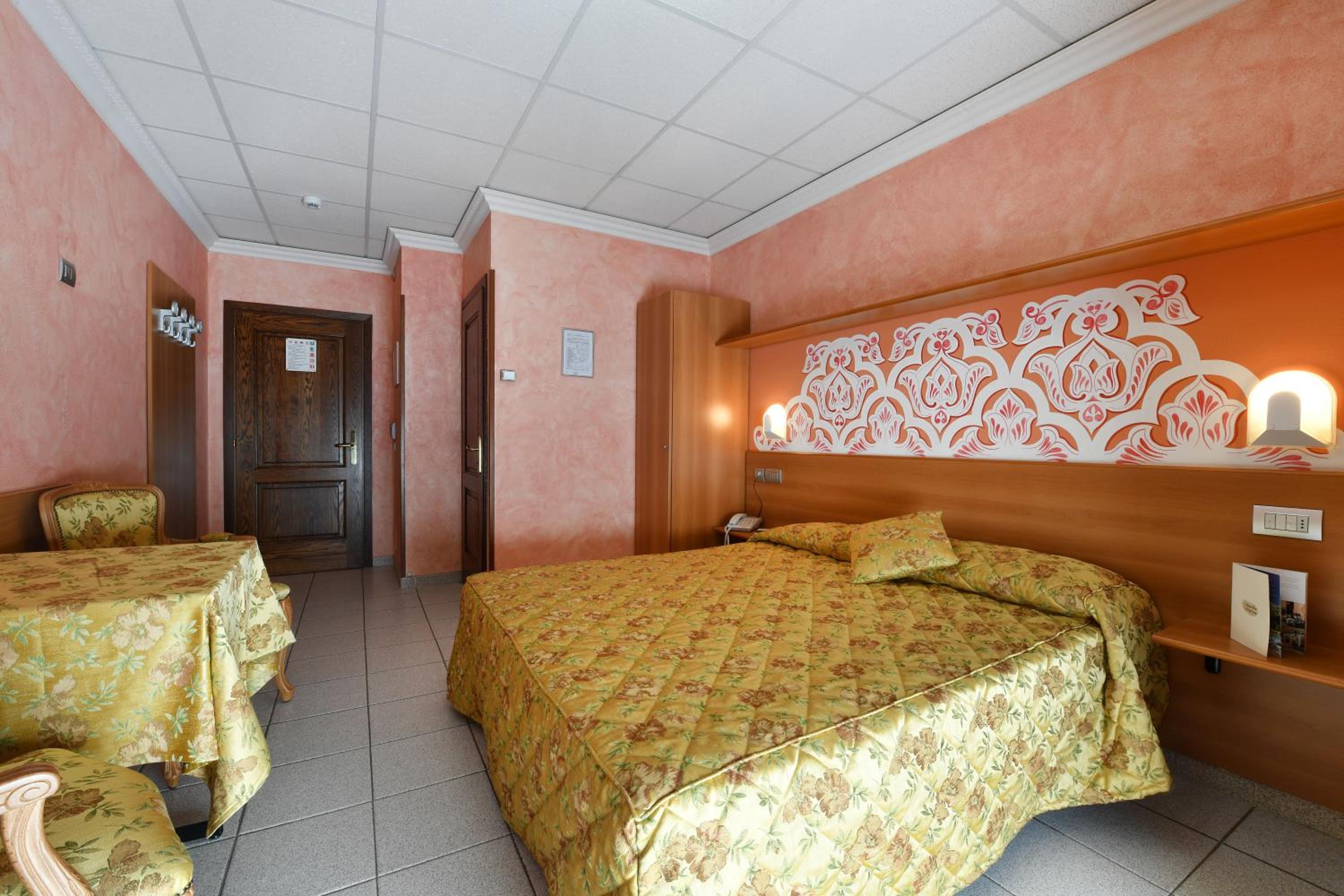 Large Double Room photo 1