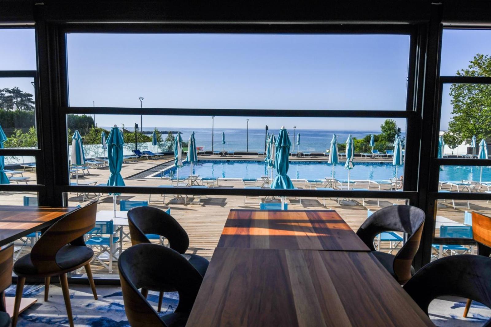 Deluxe Double Room with Side Sea View