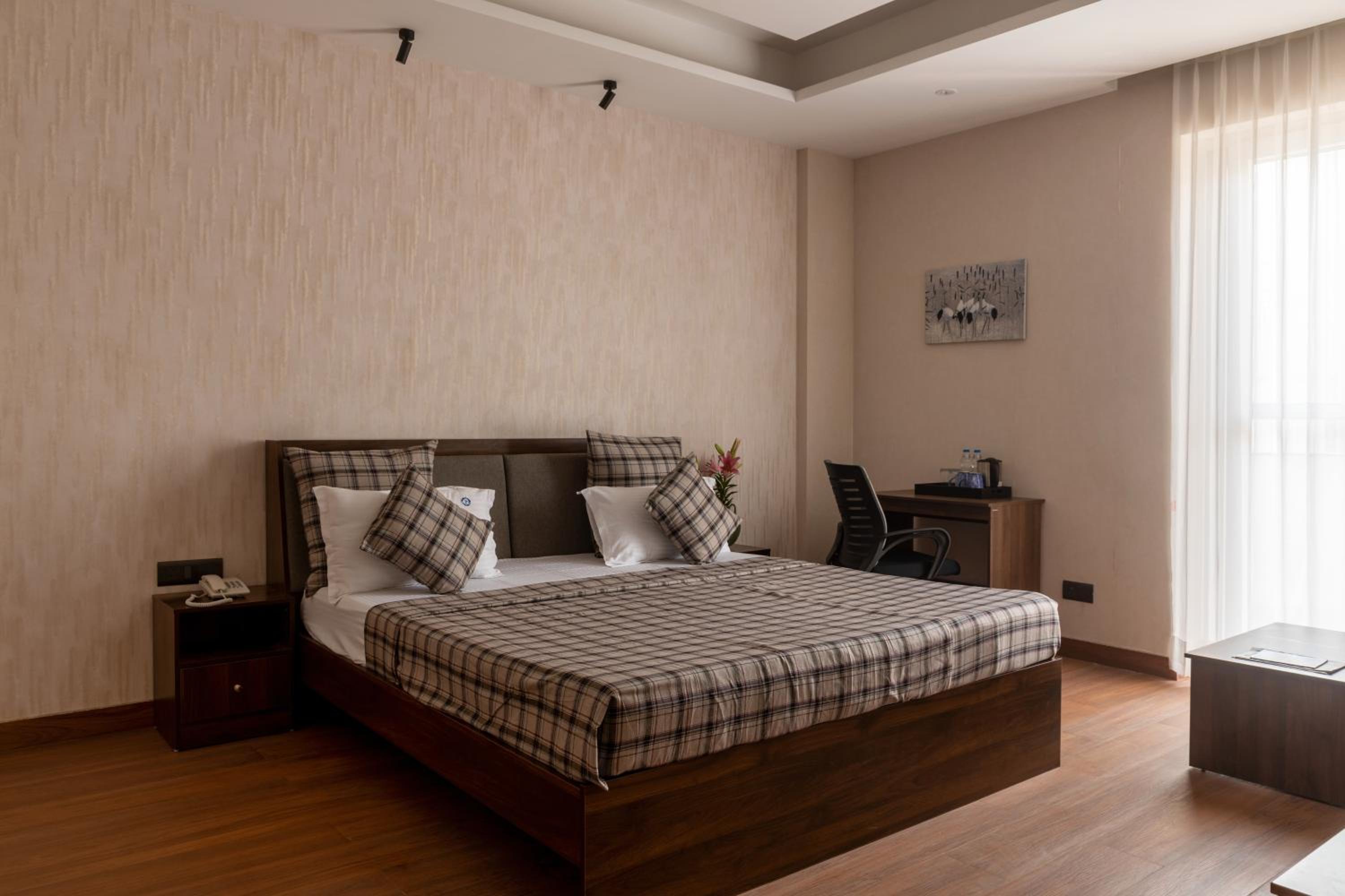 King Room with Balcony - Photo 4