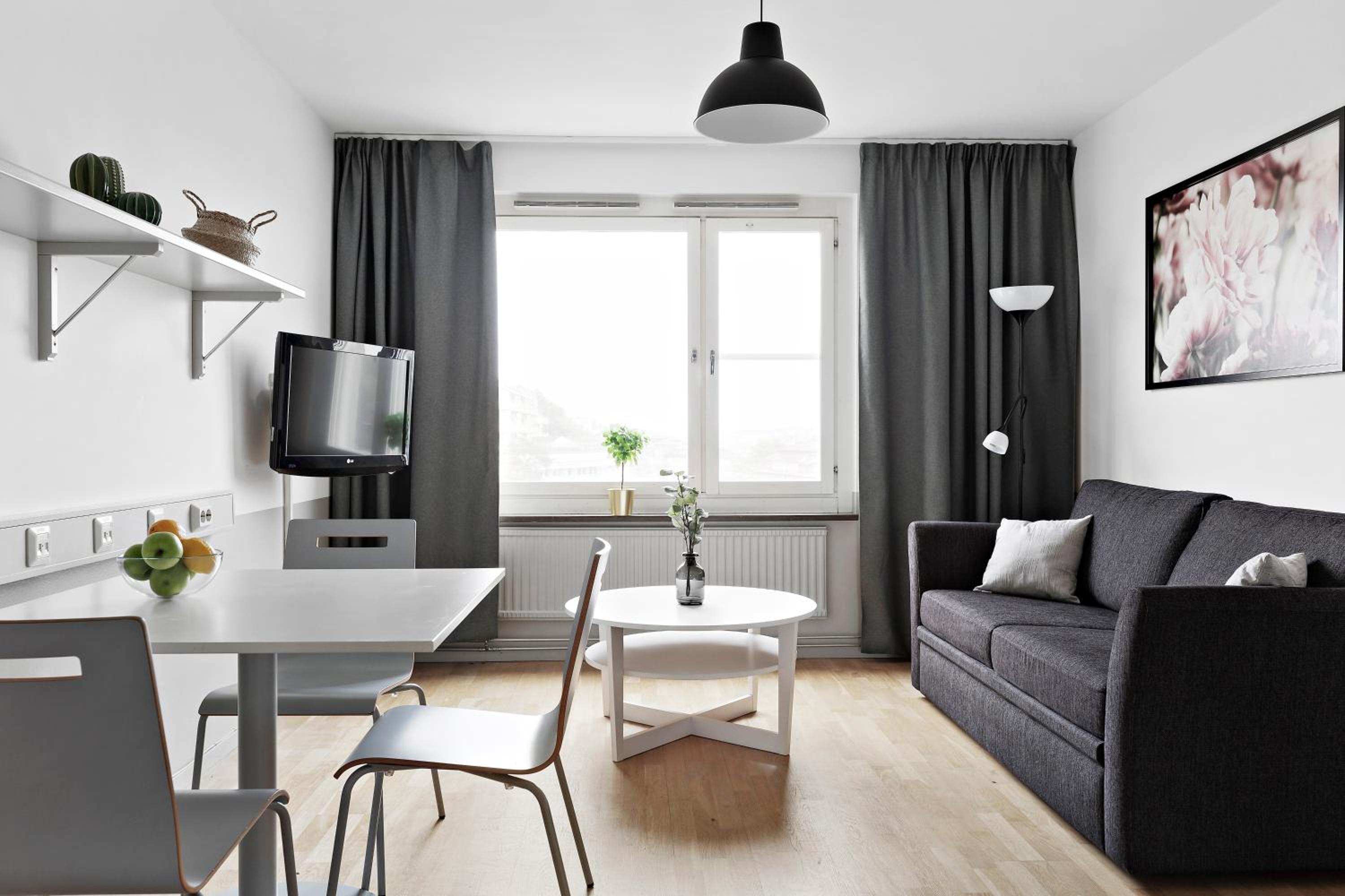 One-Bedroom Apartment with City View - Photo 7