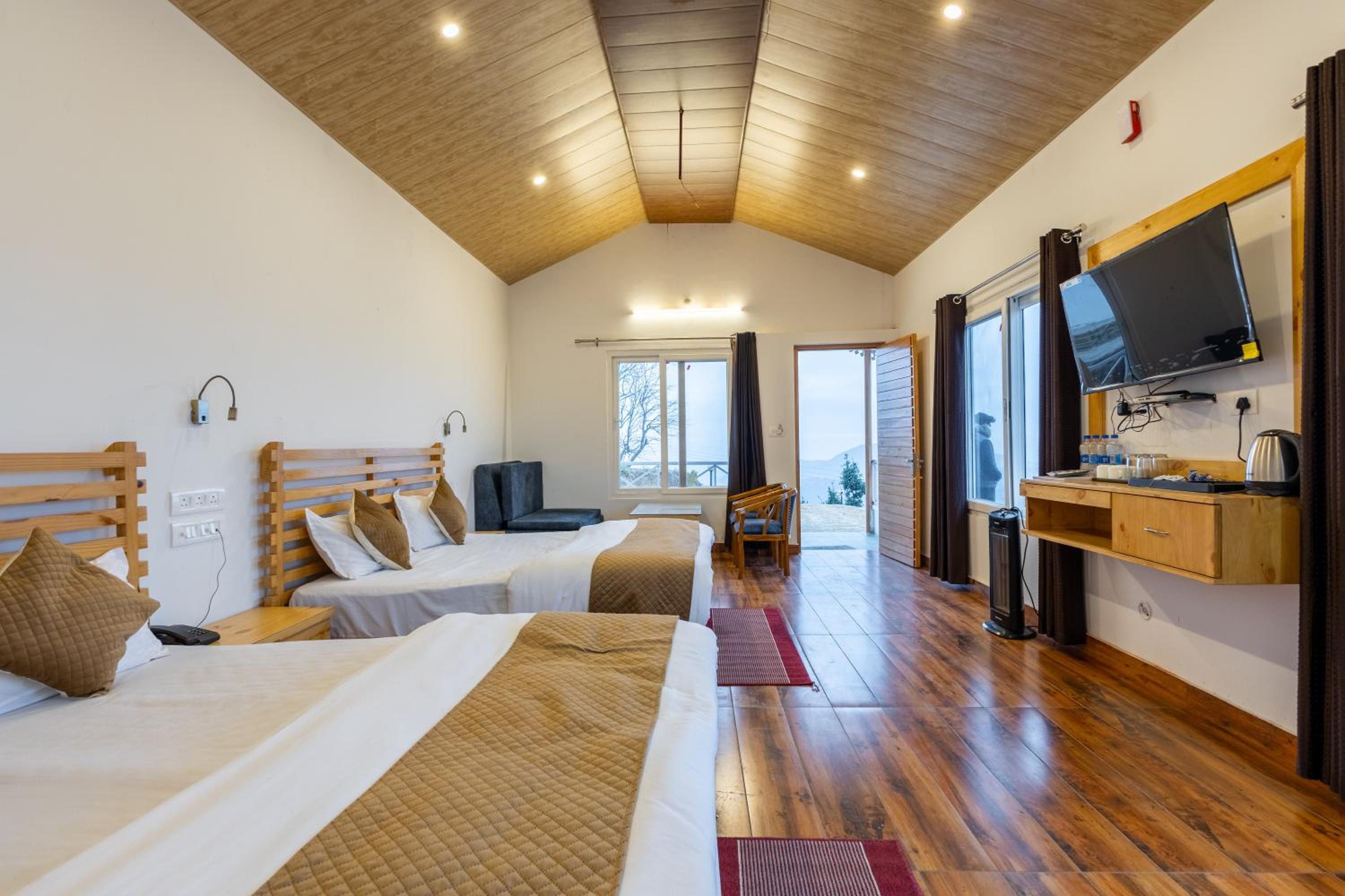 Deluxe Double Room with Balcony photo 3
