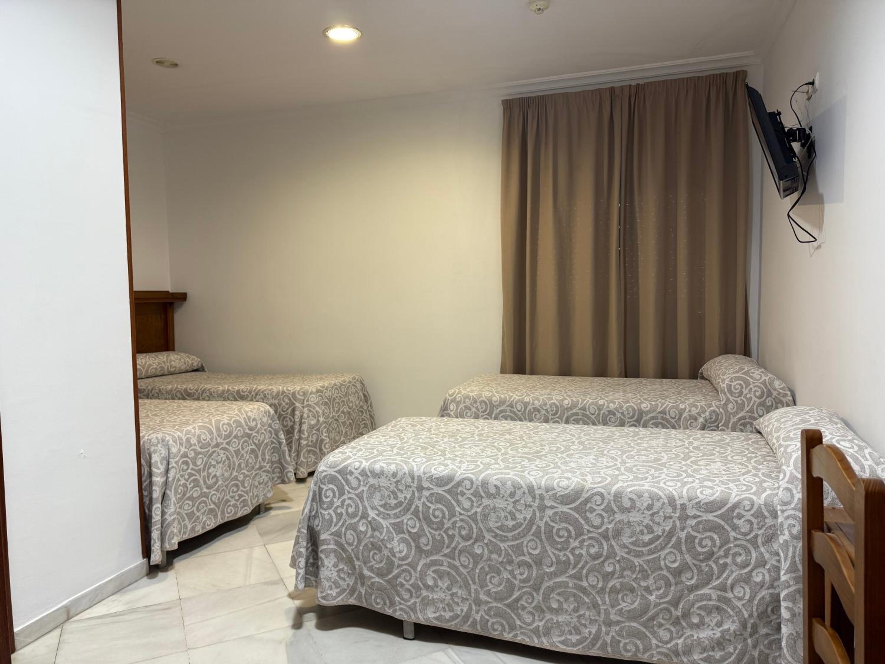 Quadruple Room - Photo 2