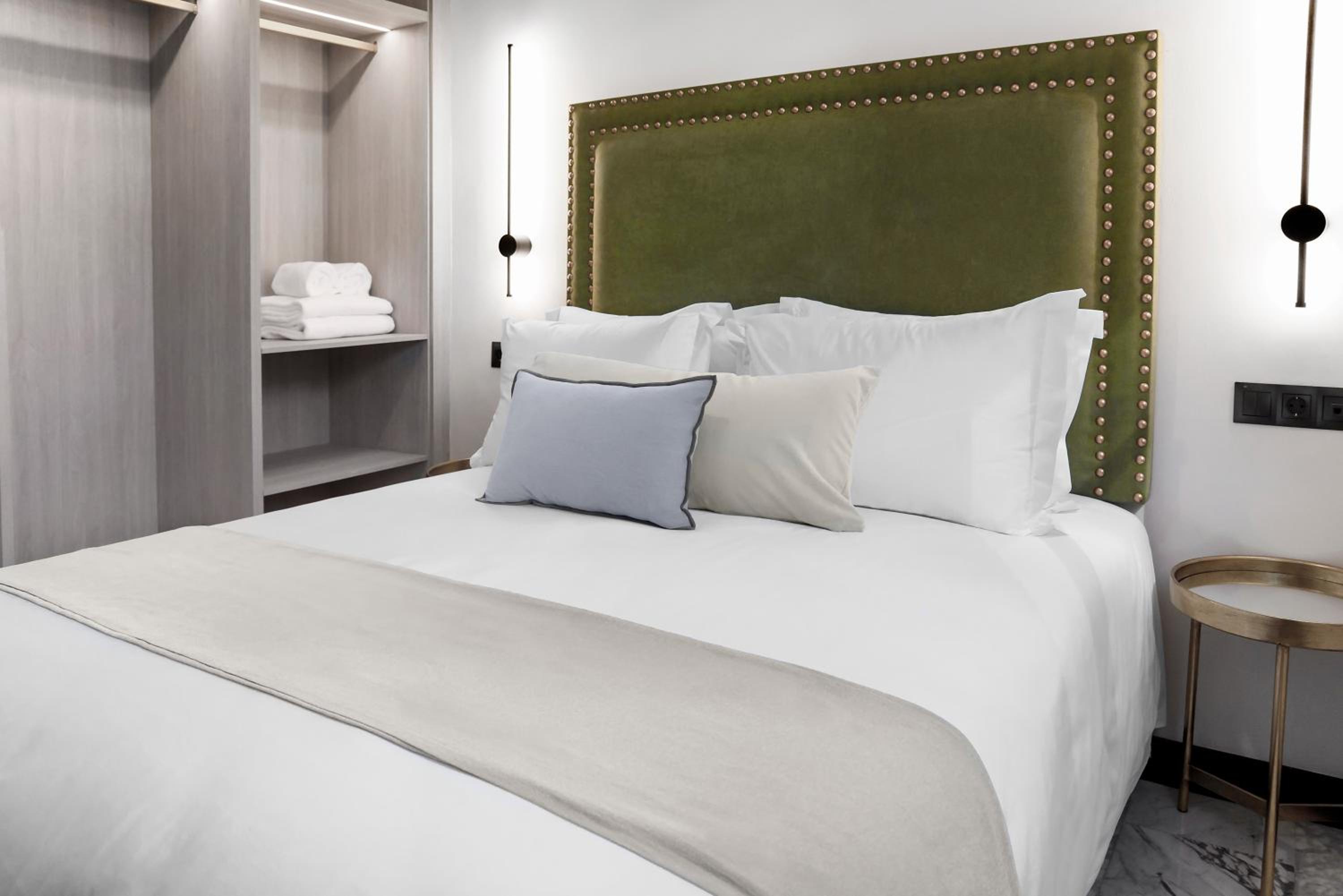 Deluxe One-Bedroom Apartment
