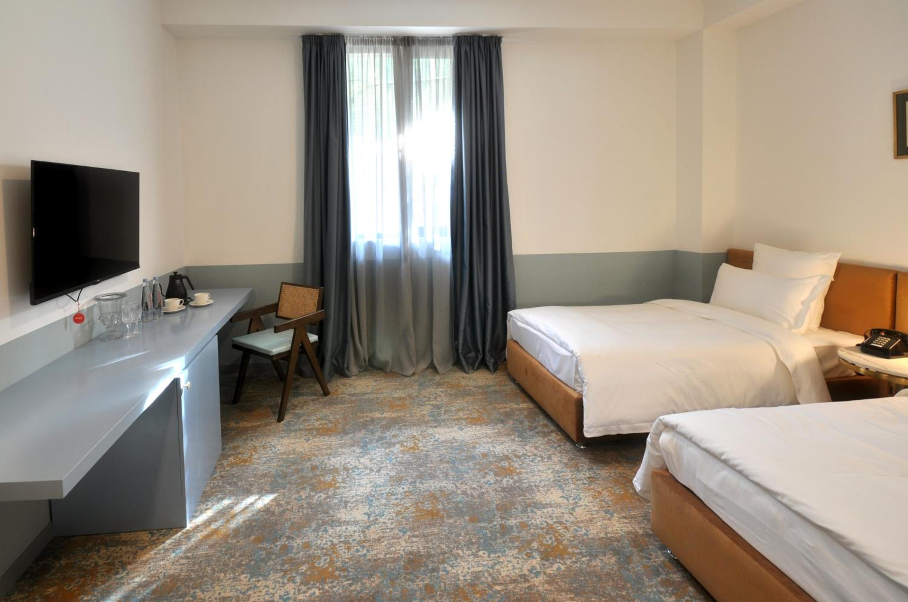 Large Twin Room - Photo 9