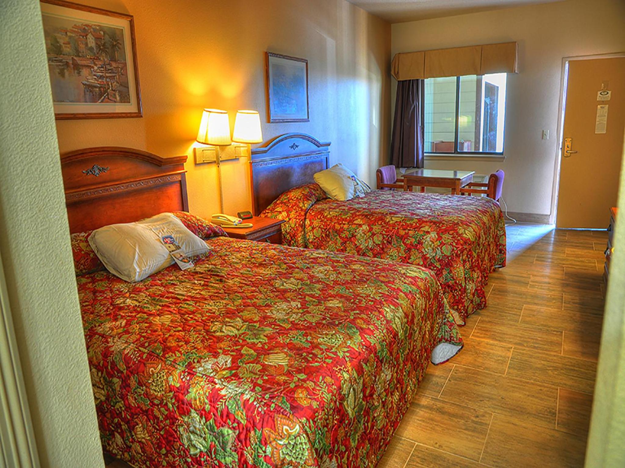Queen Room with Two Queen Beds - Non-Smoking - Photo 1