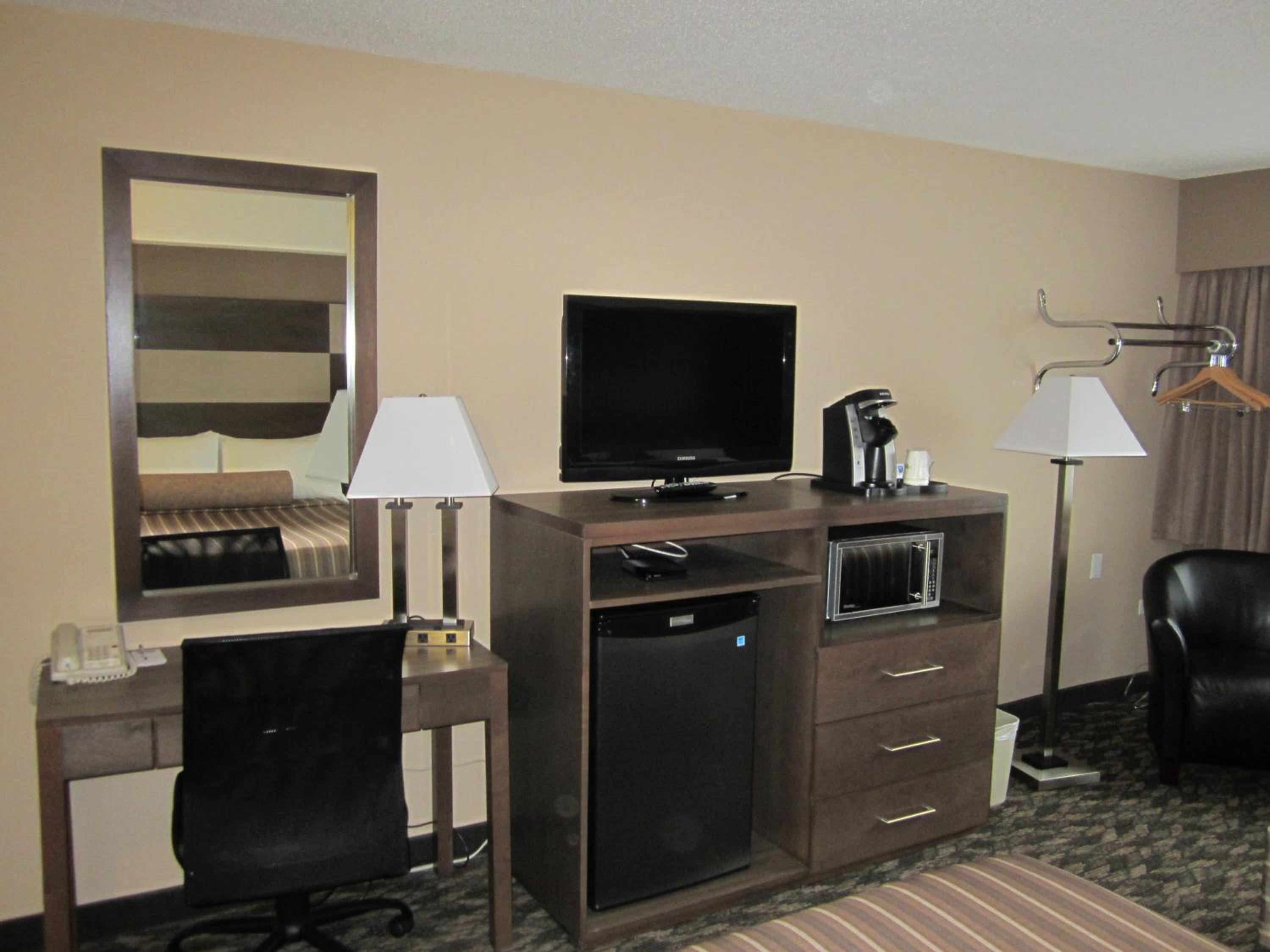 Queen Room With Two Queen Beds - Non-Smoking - Photo 4