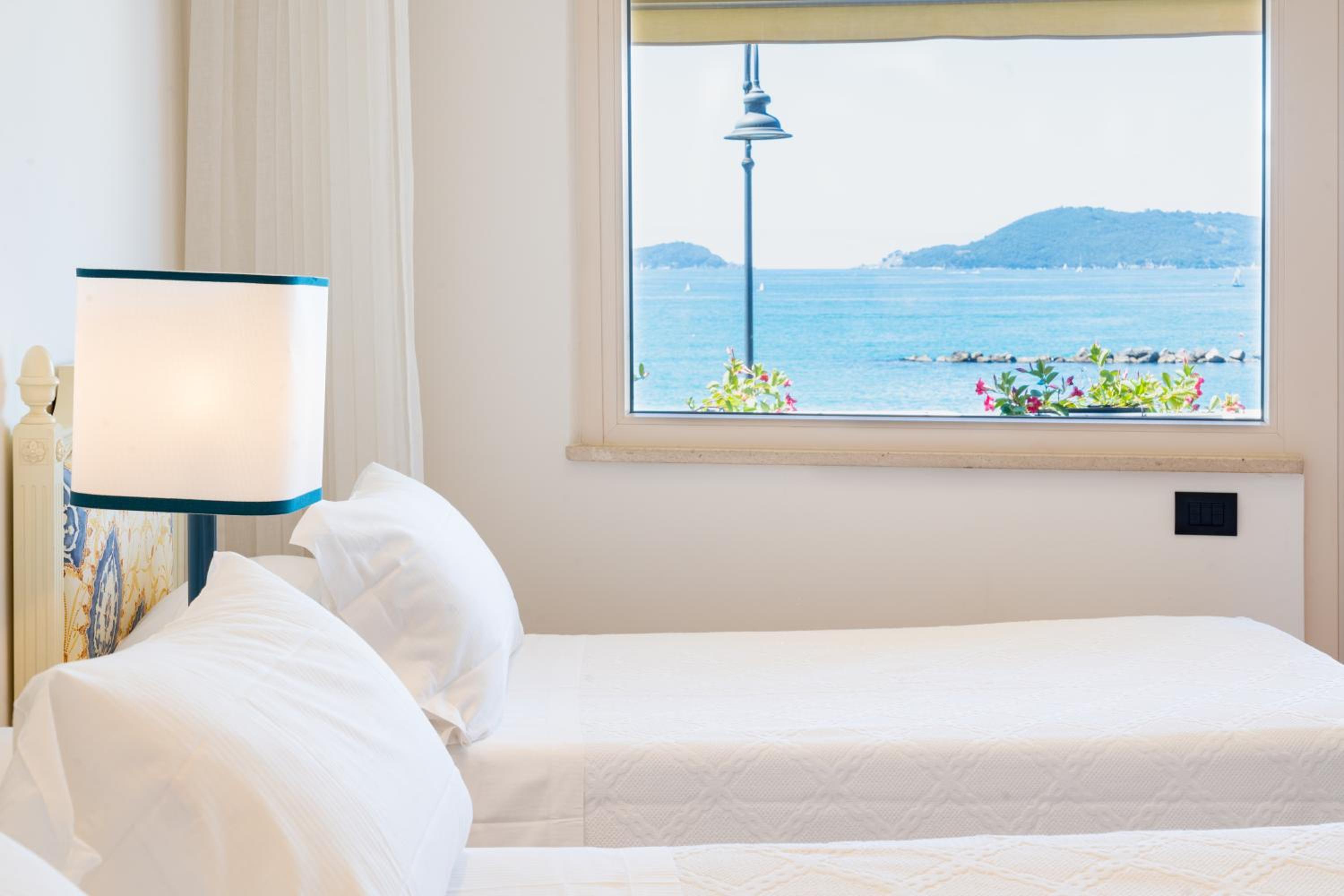 Superior Triple Room with Sea View photo 3