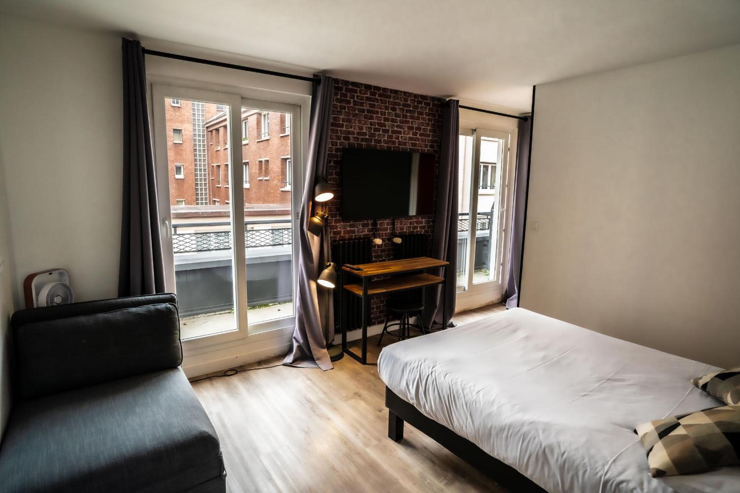 Queen Room photo 2