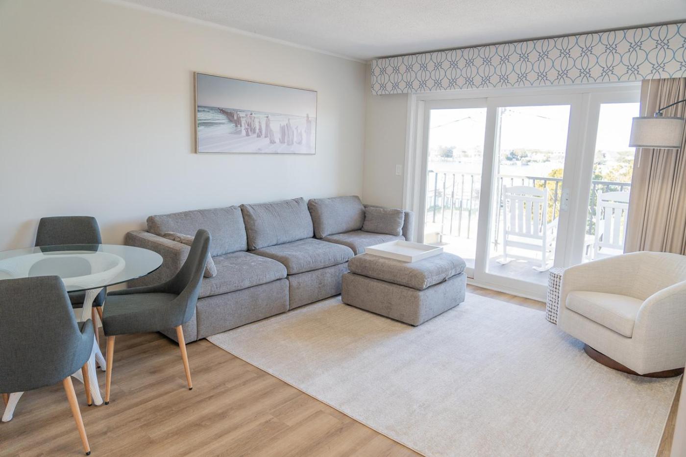 Deluxe One-Bedroom Apartment With Harbour View photo 2