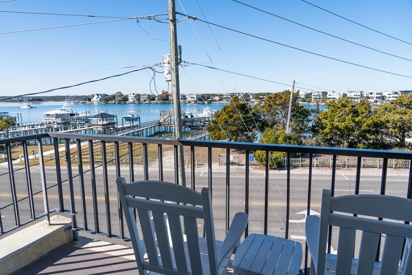 Deluxe One-Bedroom Apartment With Harbour View photo 3