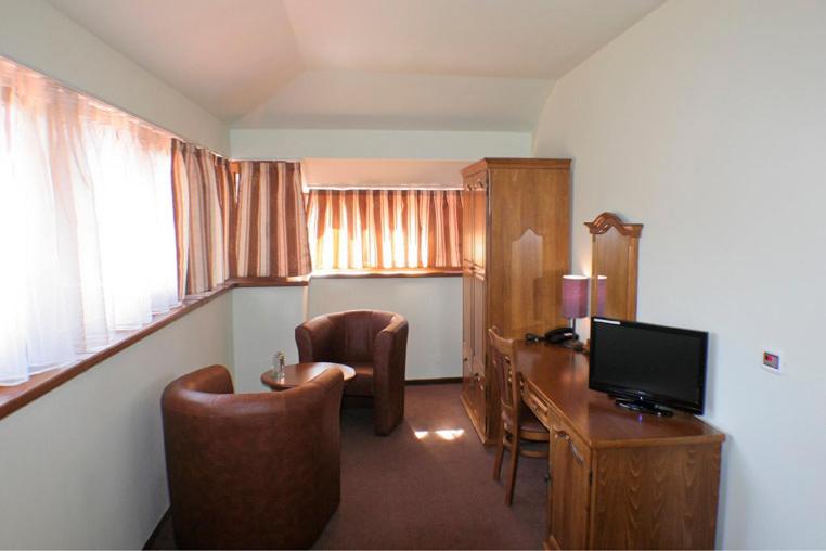 Double or Twin Room - Photo 8