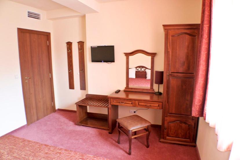 One-Bedroom Suite - Photo 3