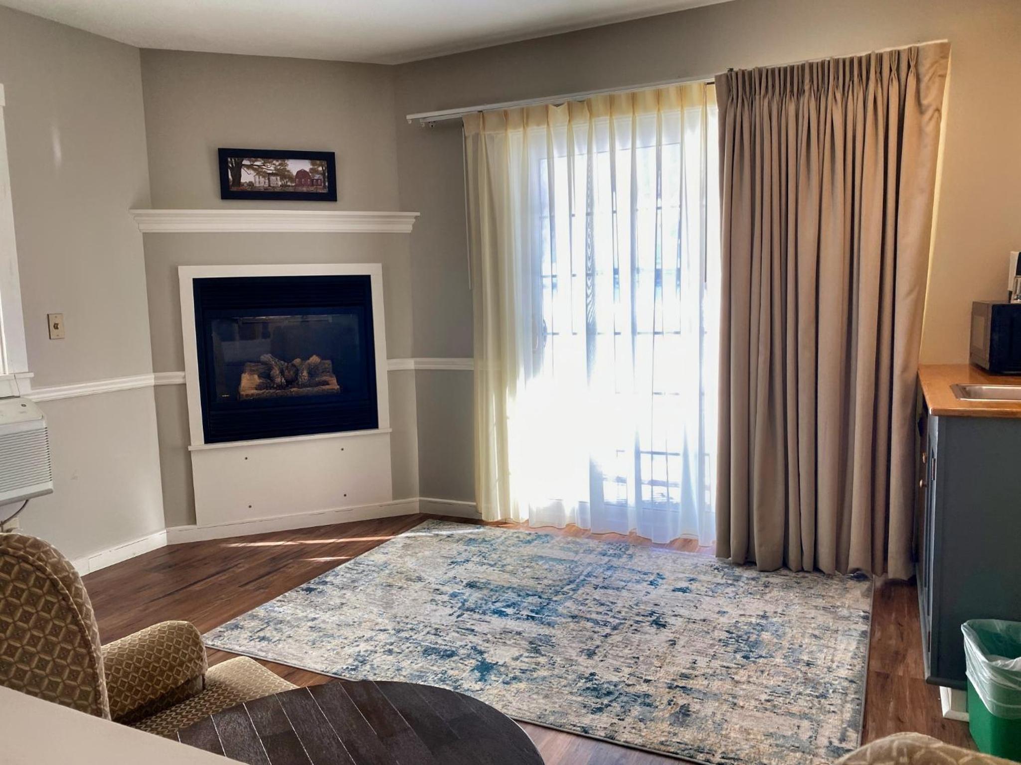 Deluxe King Suite photo 3