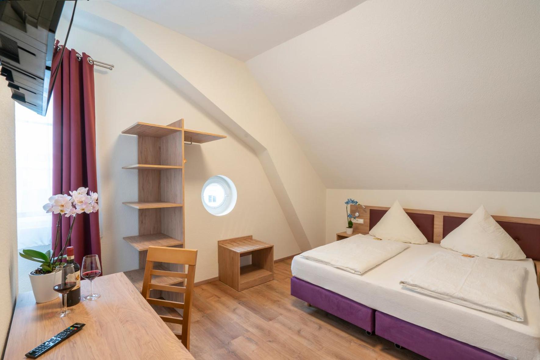 Deluxe Double Room (2 Adults + 1 Child) - Photo 1