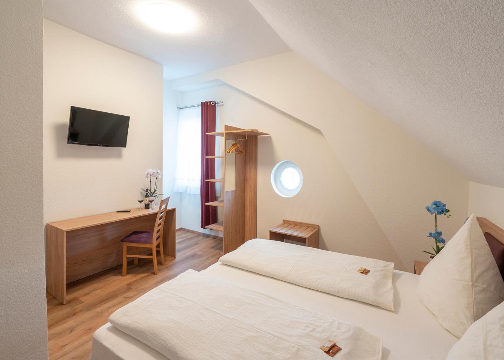 Deluxe Double Room (2 Adults + 1 Child) - Photo 3