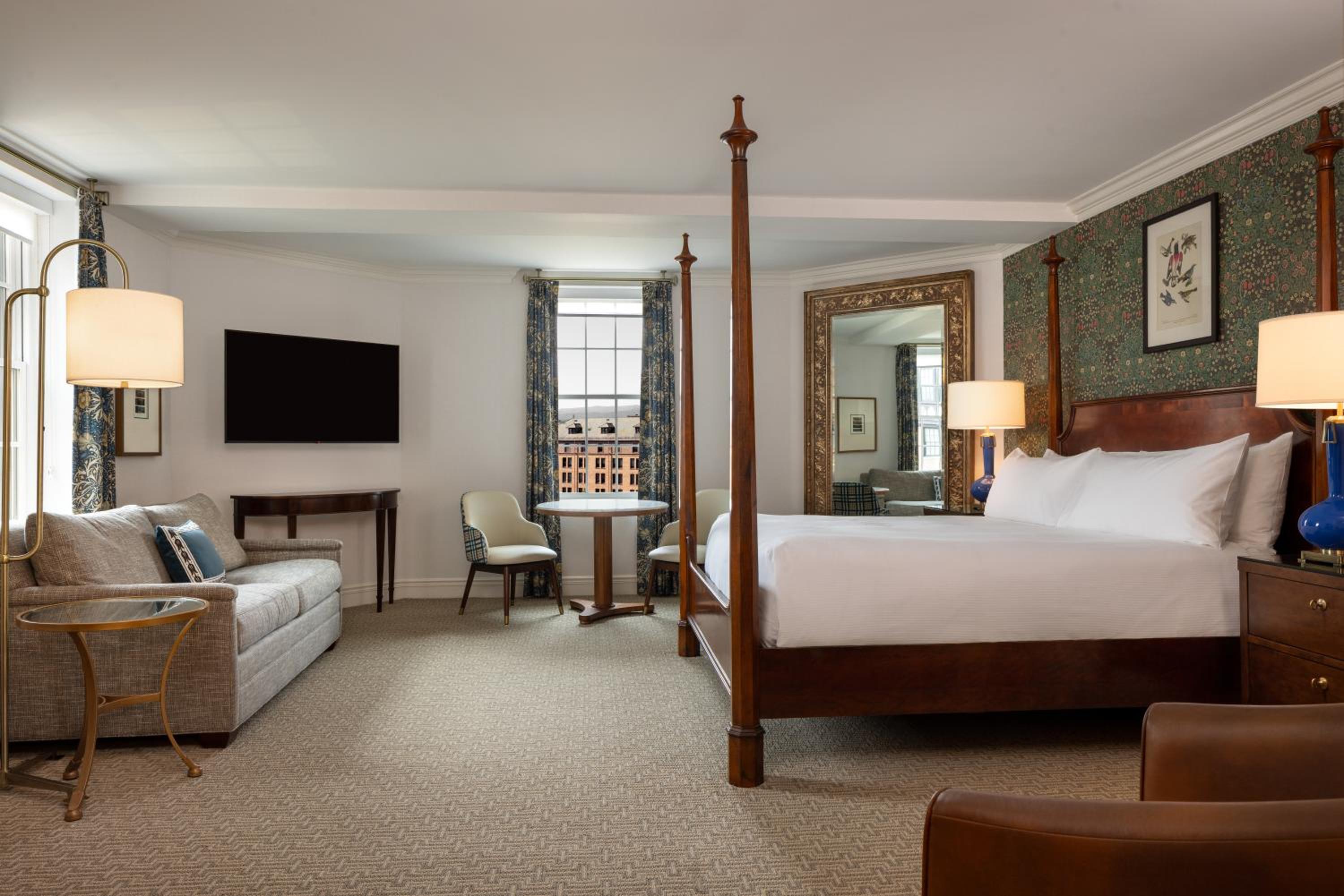 King Junior Suite with Roll-In Shower - Accessible
