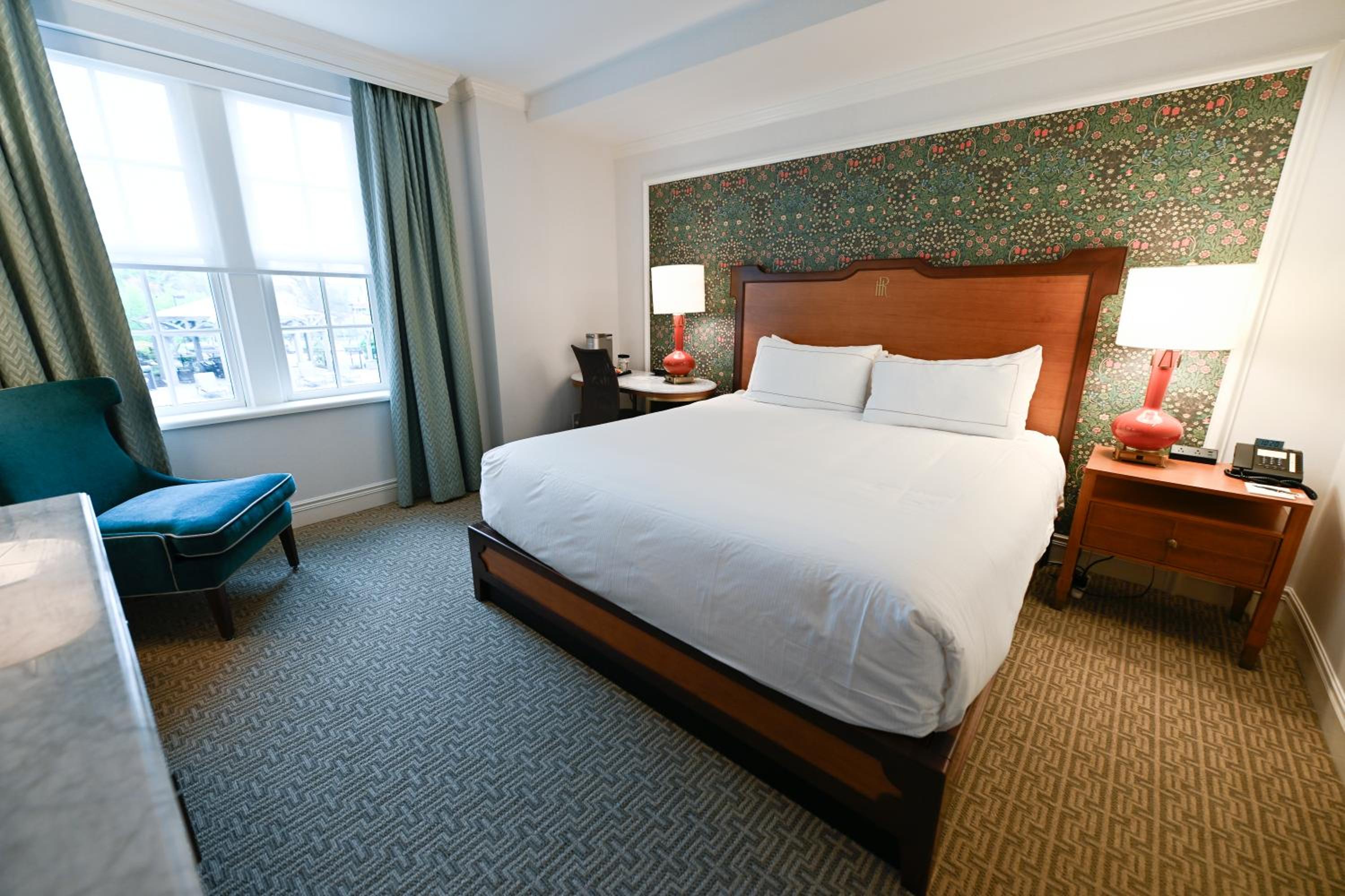 King Junior Suite with Roll-In Shower - Accessible photo 2