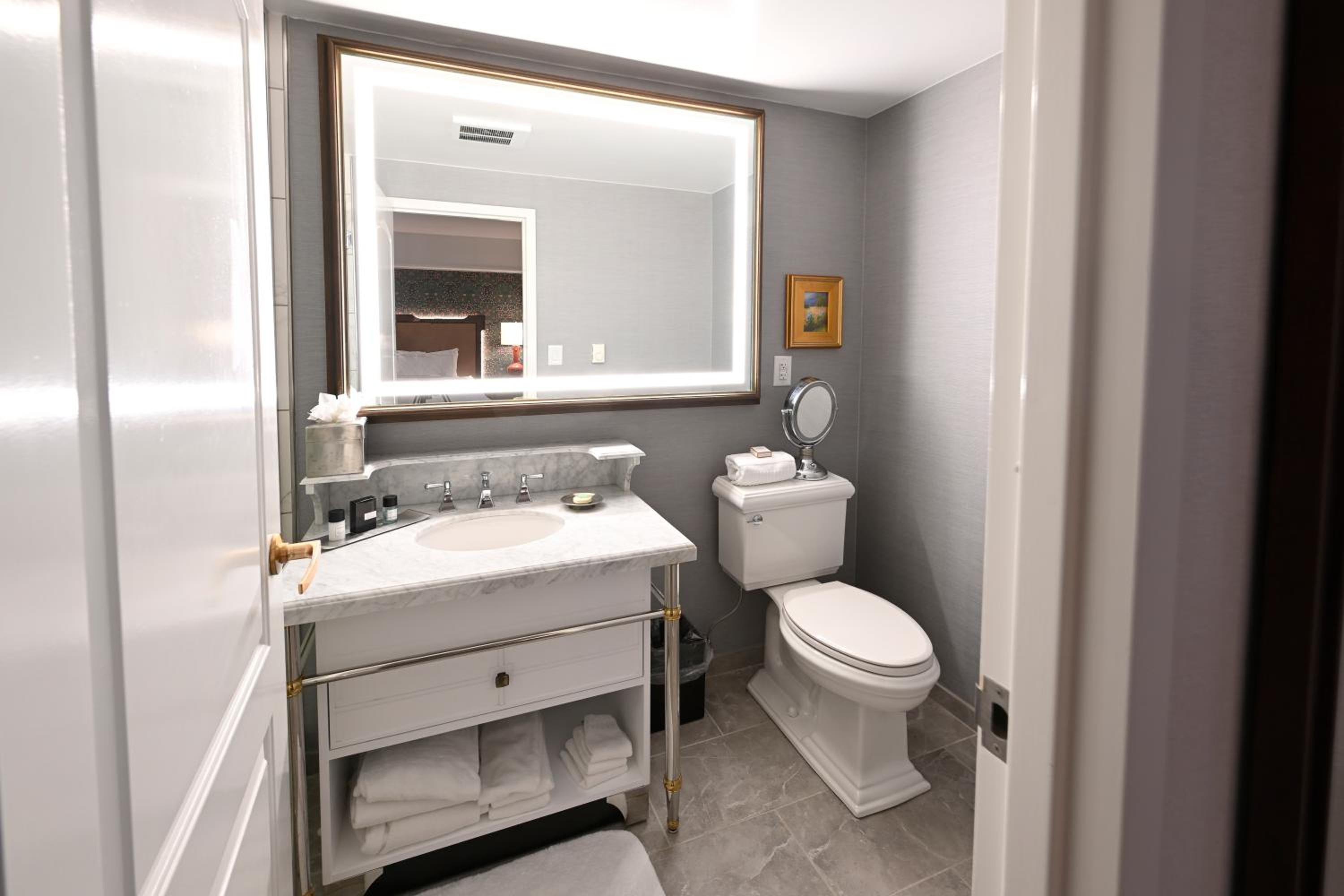 Deluxe Corner Queen Room with Two Queen Beds