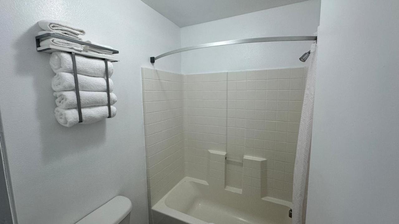 King Room - Non-Smoking - Photo 1