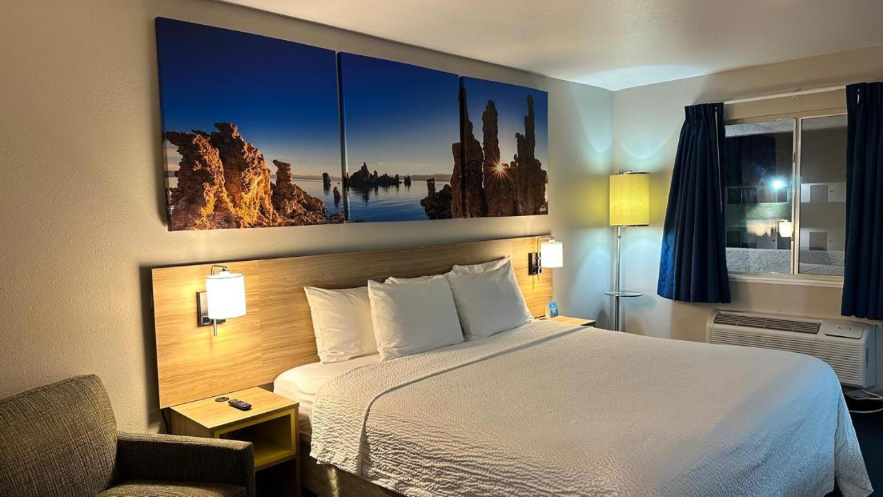 King Room - Non-Smoking - Photo 2