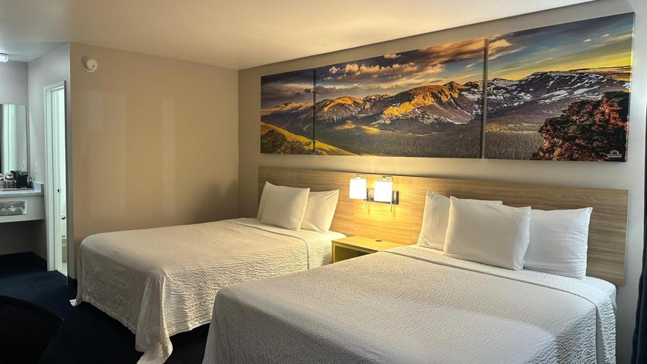 Queen Room with Two Queen Beds - Non-Smoking - Photo 3