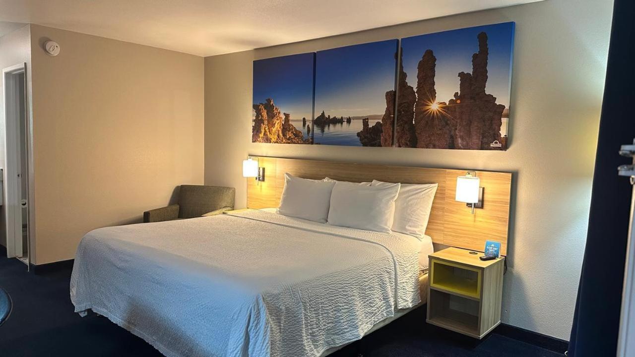 King Room - Non-Smoking - Photo 5