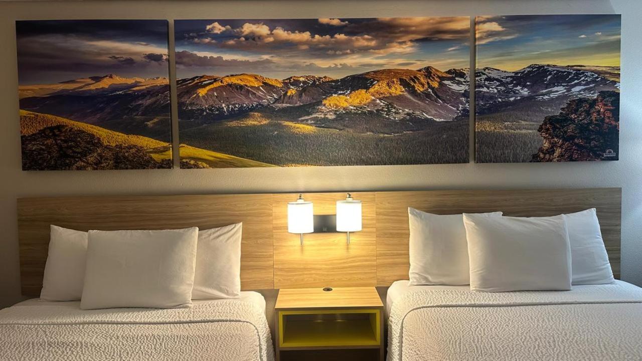 Queen Room with Two Queen Beds - Non-Smoking - Photo 4