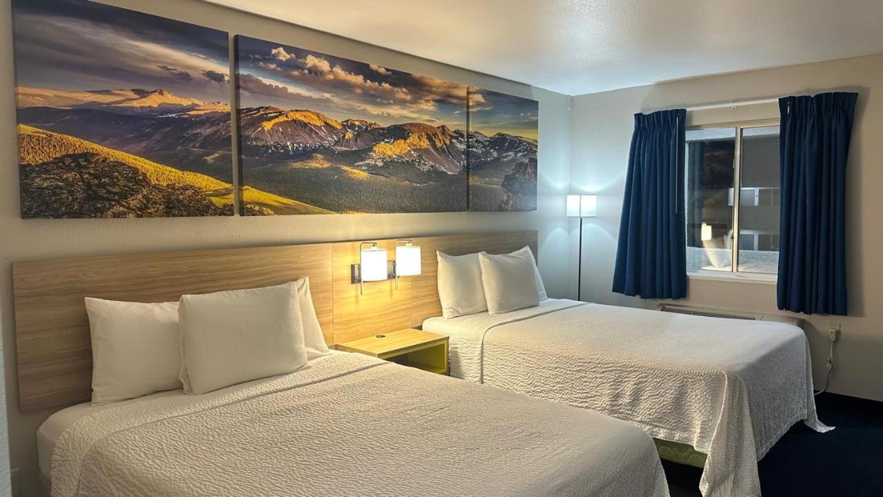 Queen Room with Two Queen Beds - Non-Smoking - Photo 5