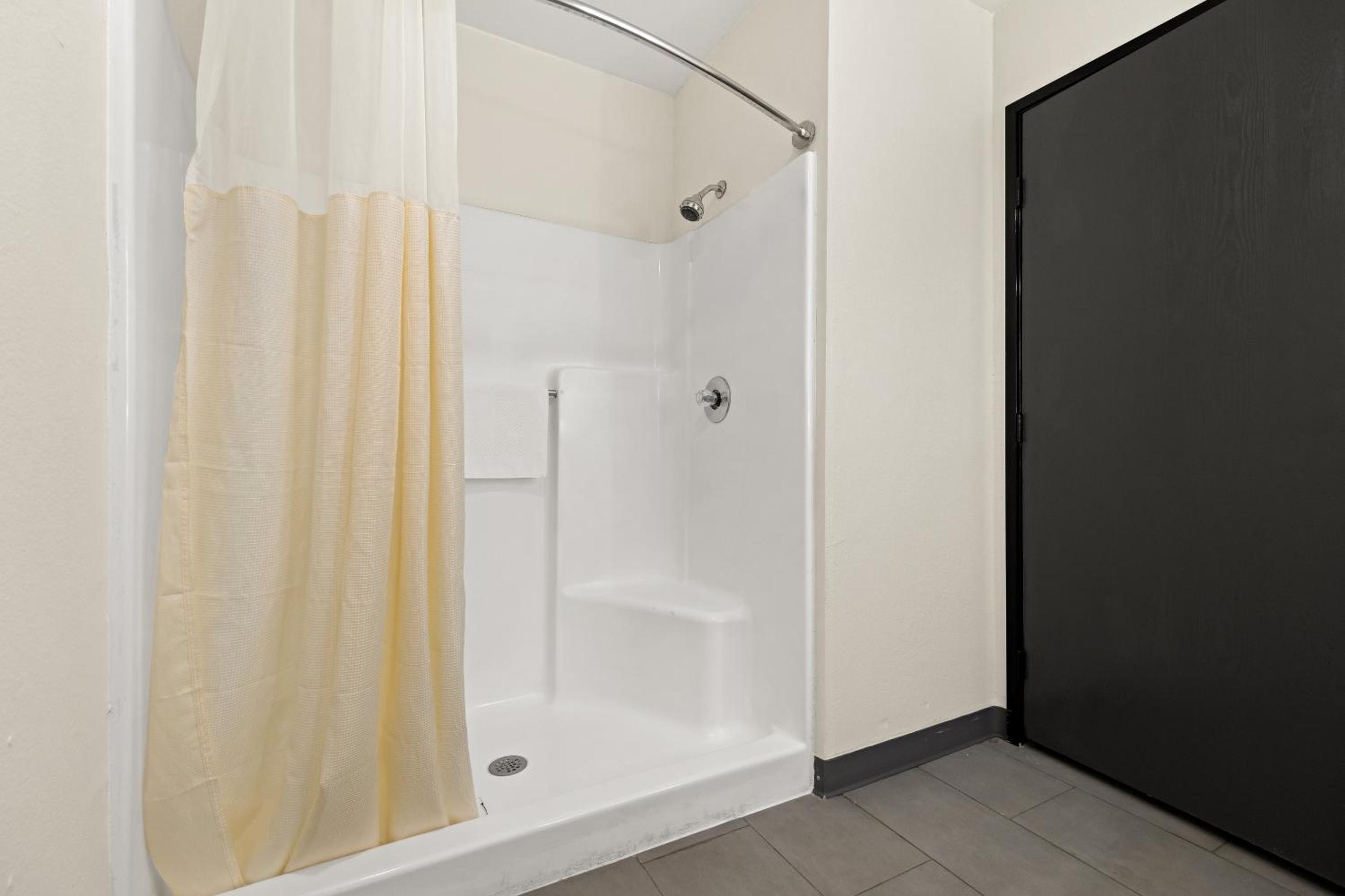 King Room with Roll-In Shower - Disability Access/Non Smoking - Photo 2