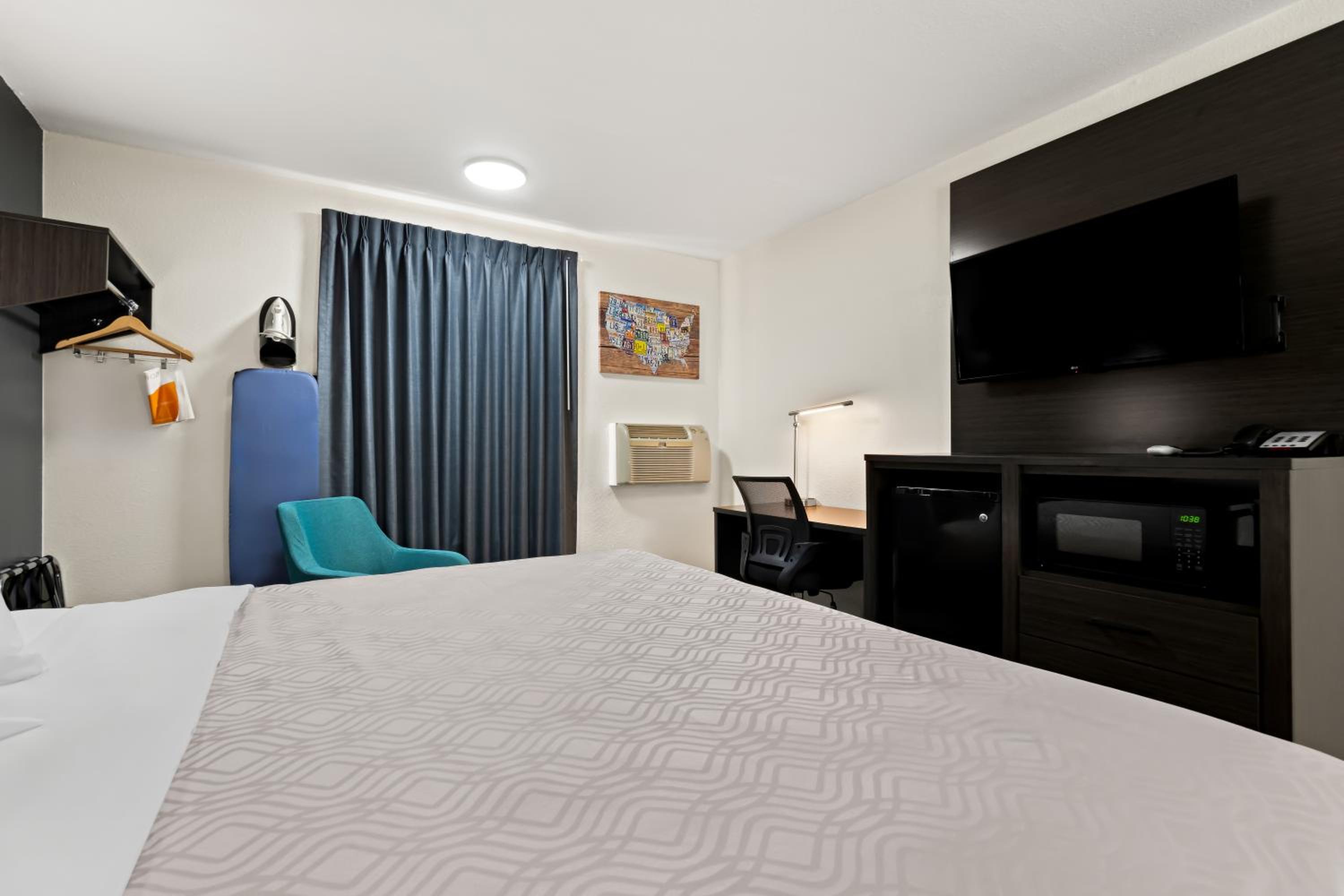 King Room with Roll-In Shower - Disability Access/Non Smoking - Photo 4