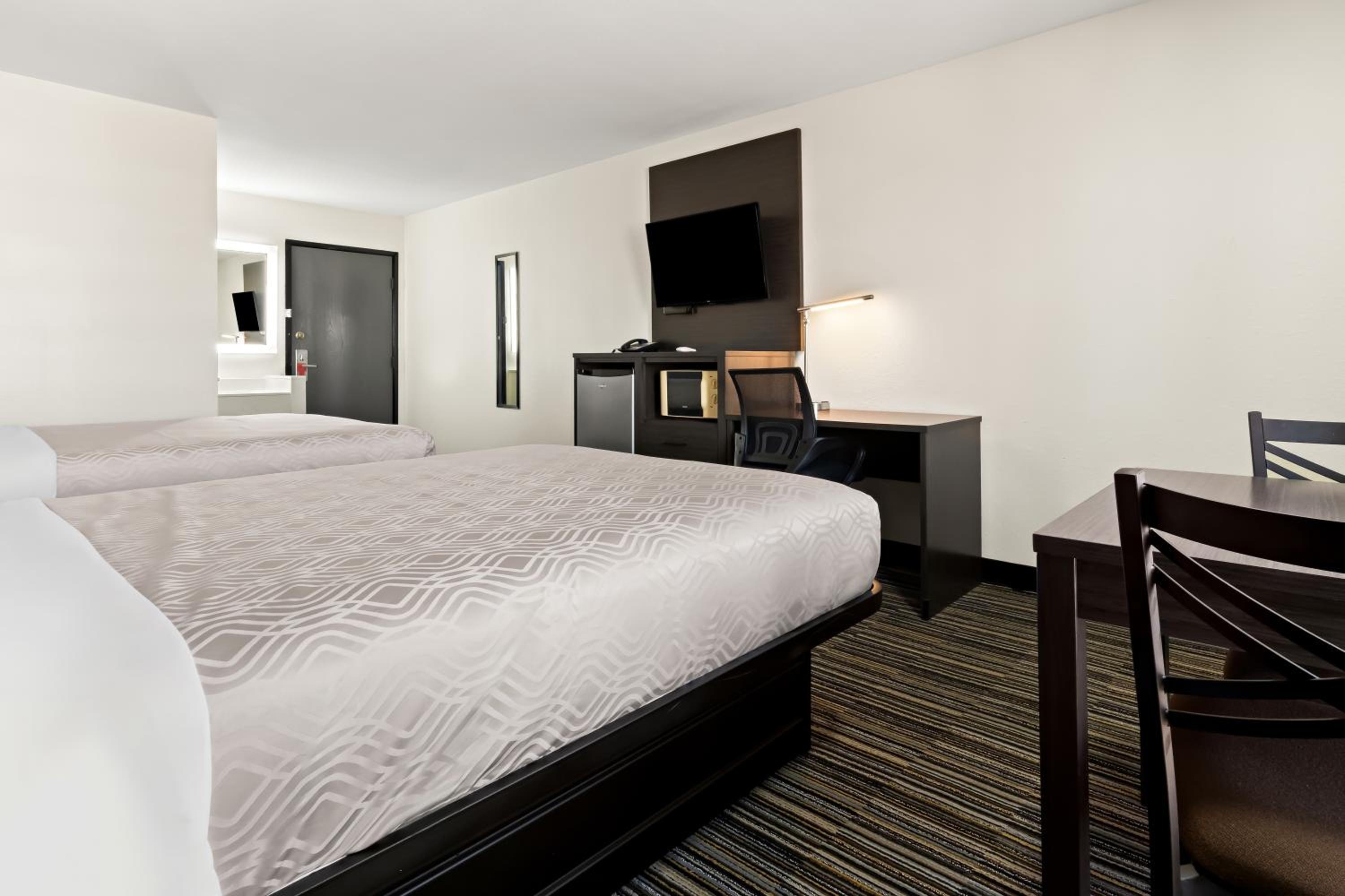 Quadruple Room with Two Queen Beds - Non Smoking - Photo 2