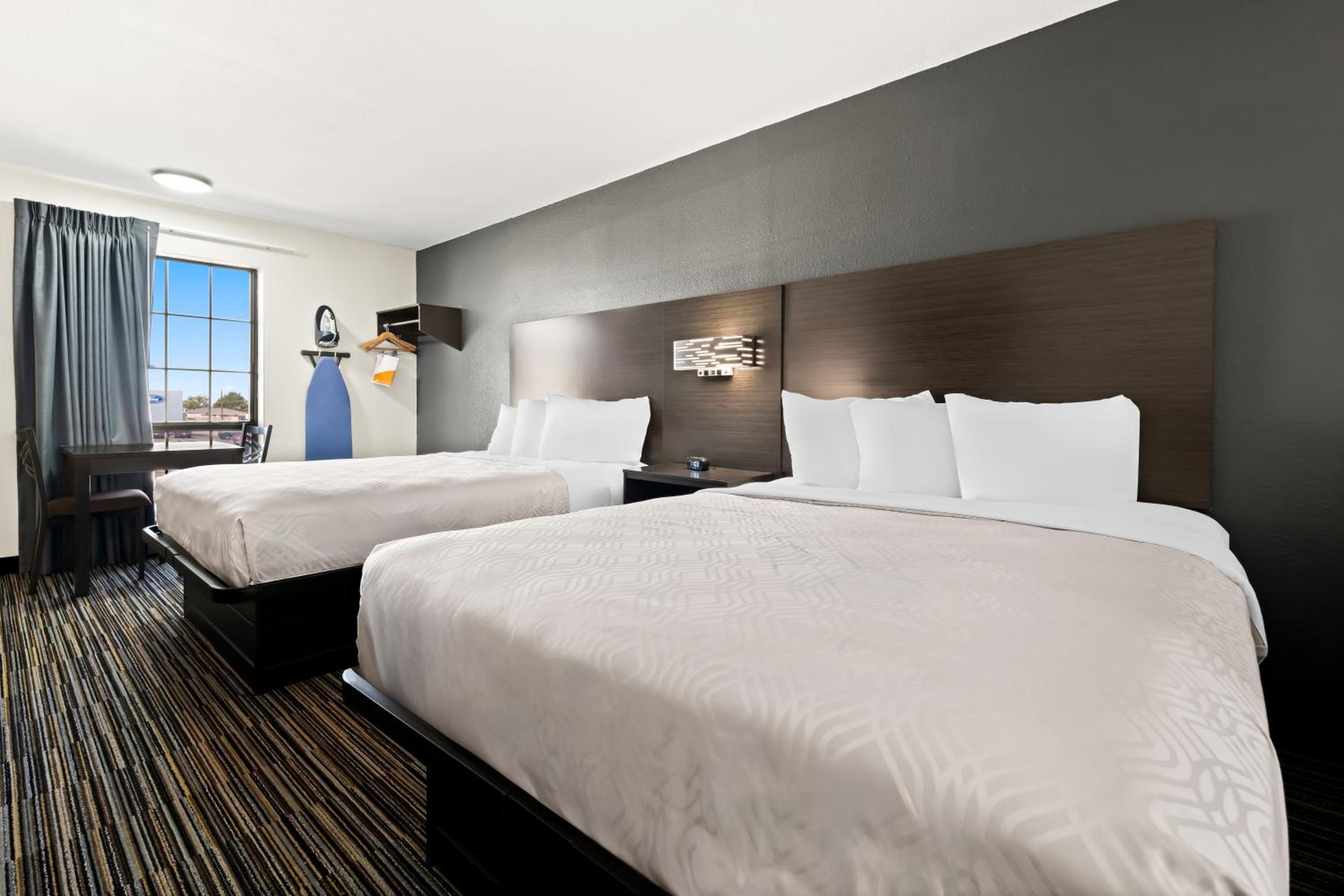 Quadruple Room with Two Queen Beds - Non Smoking - Photo 3