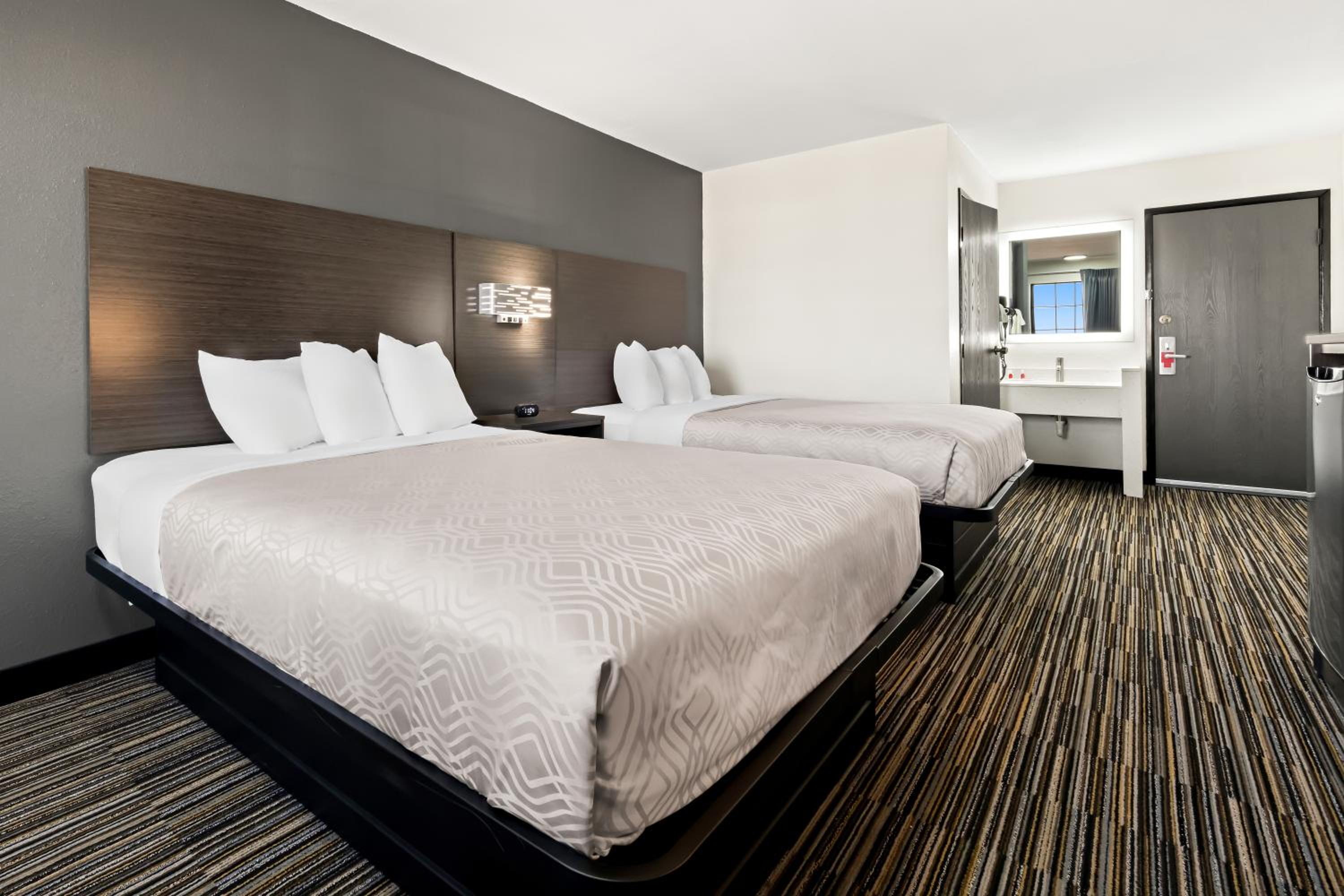 Quadruple Room with Two Queen Beds - Non Smoking - Photo 5