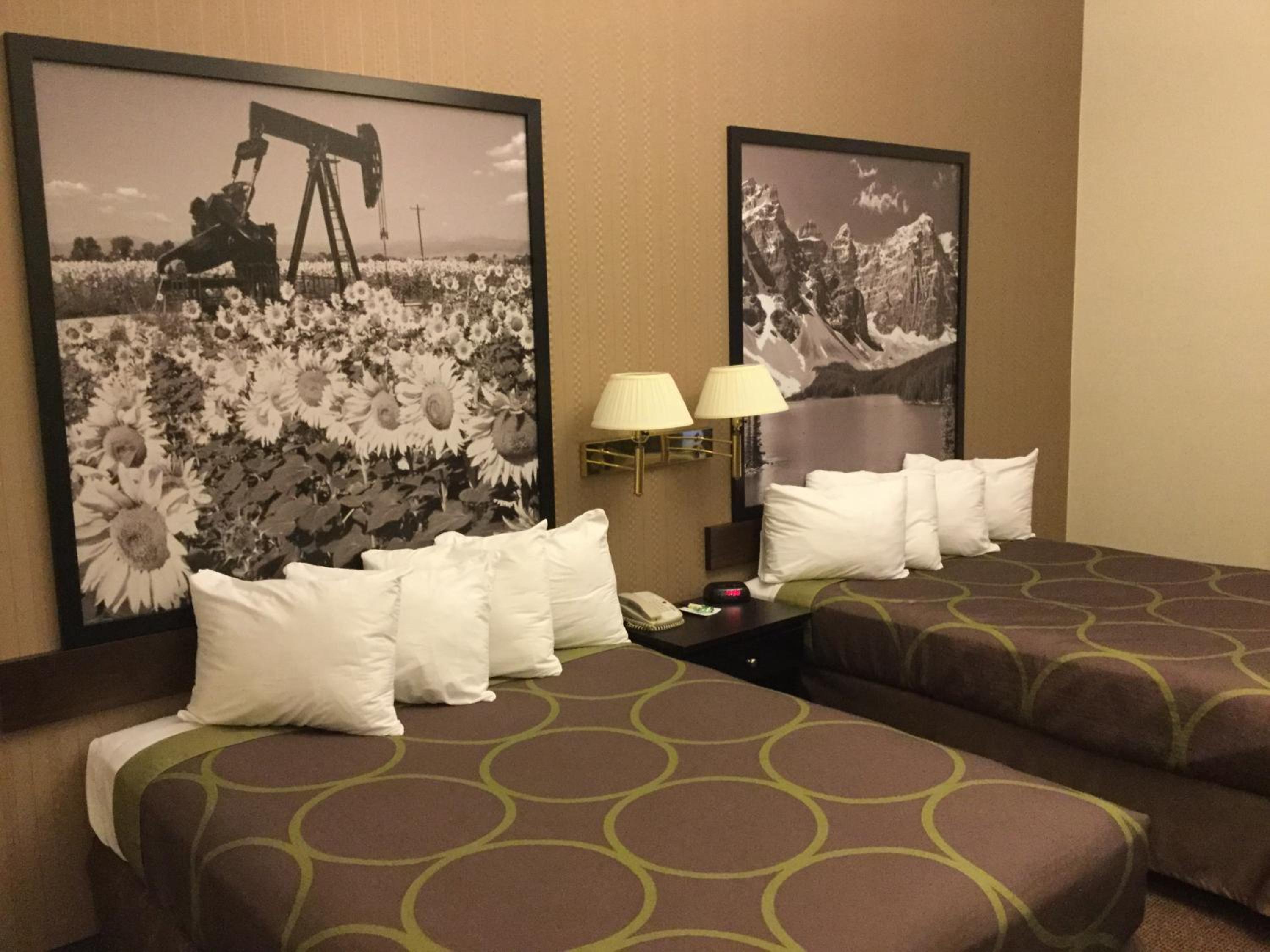 Queen Room with Two Queen Beds - Non-Smoking - Photo 6