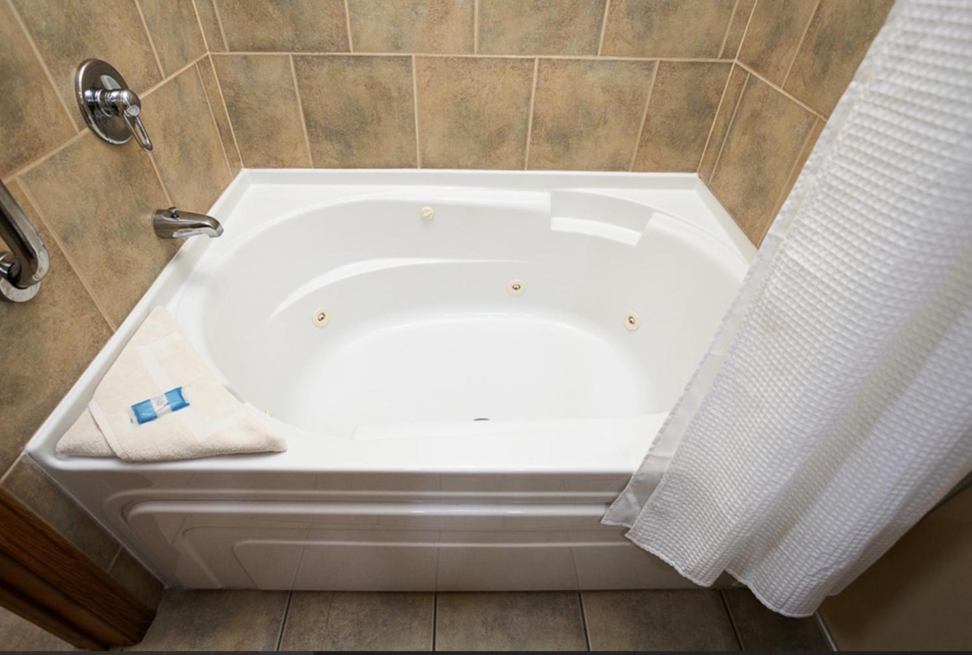 Queen Suite with Spa Bath
