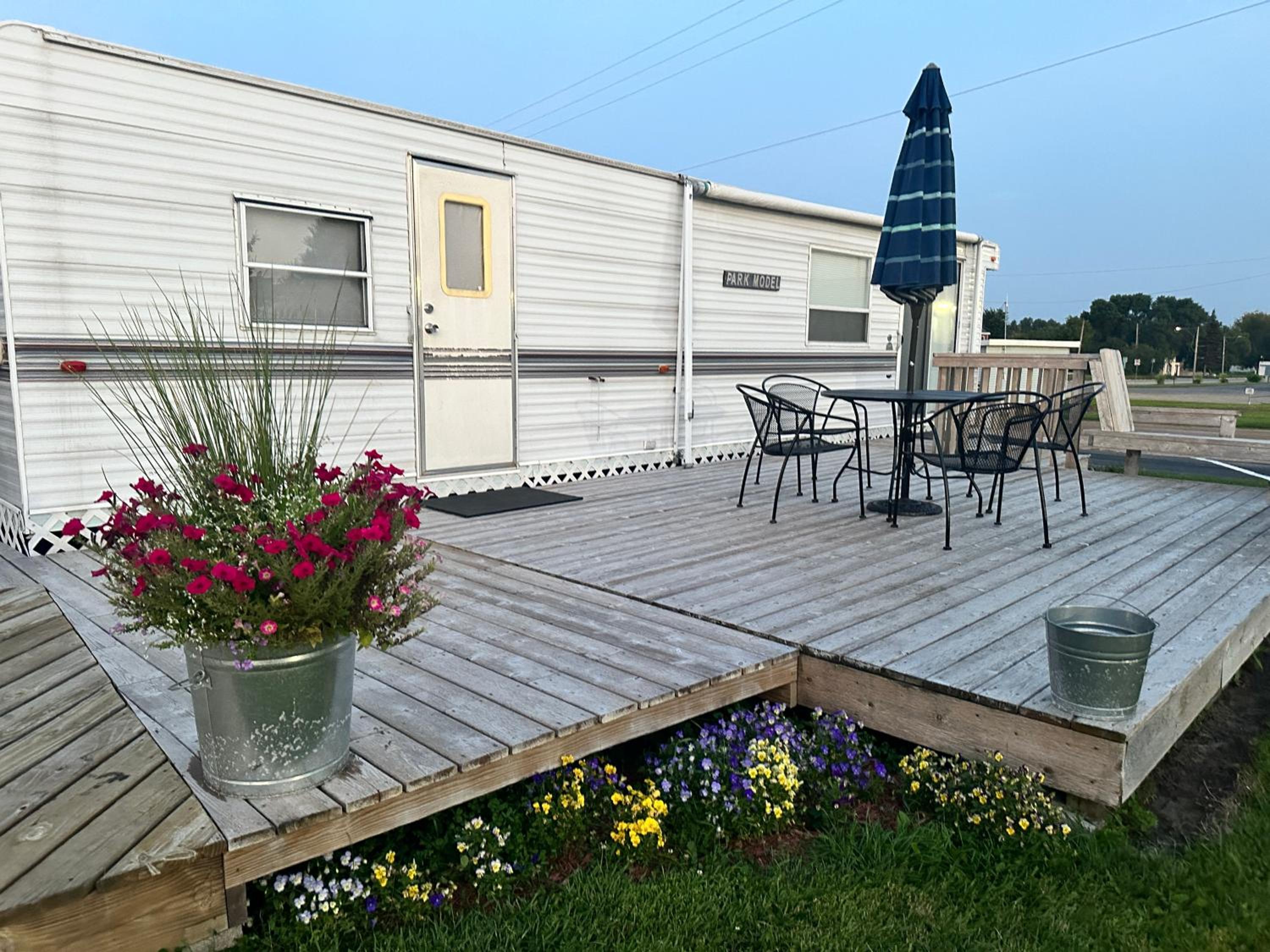 Mobile Home - Photo 2