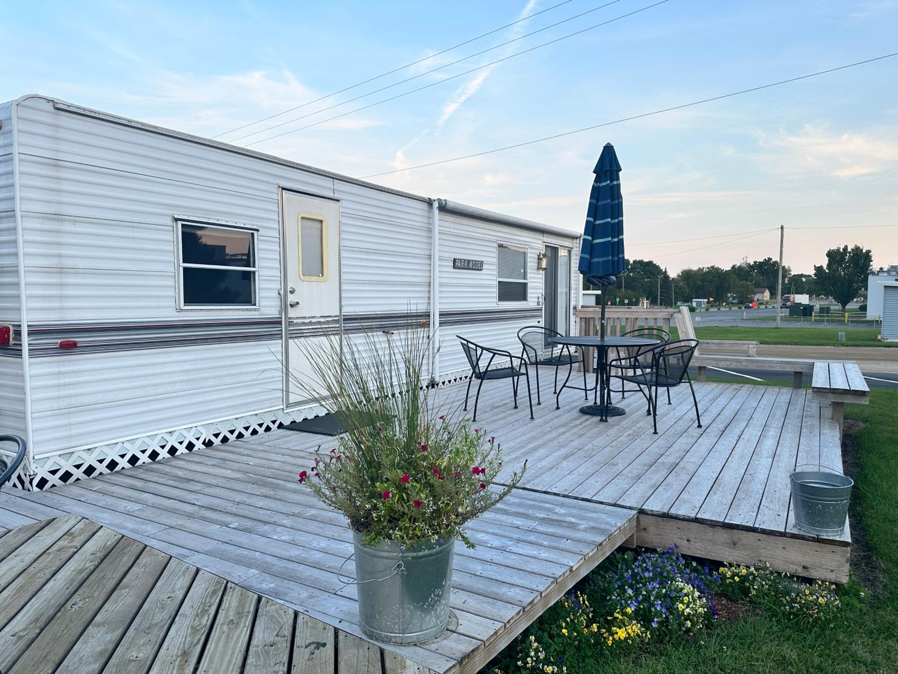 Mobile Home - Photo 3