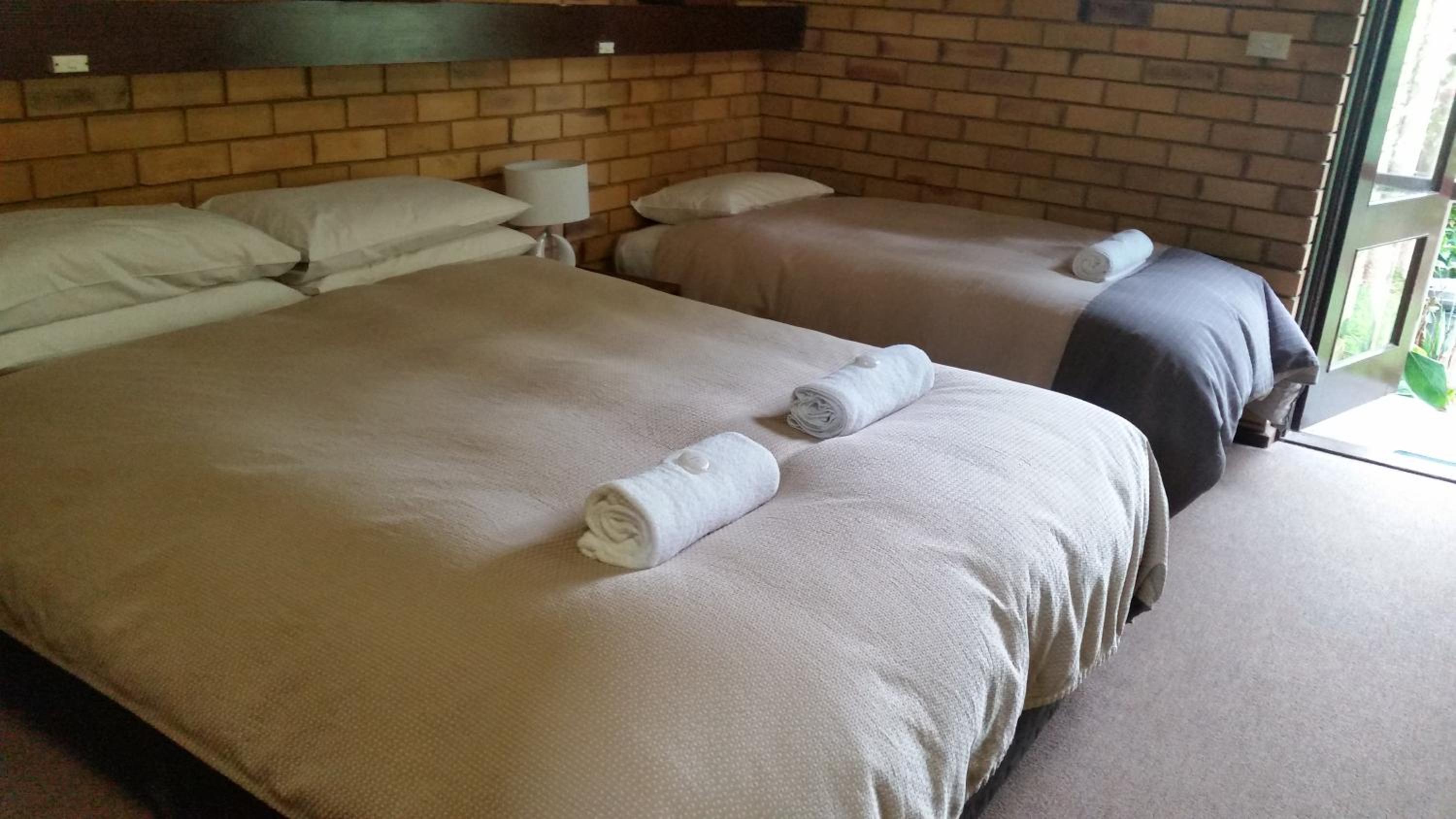 Queen Room with extra bed - Photo 1