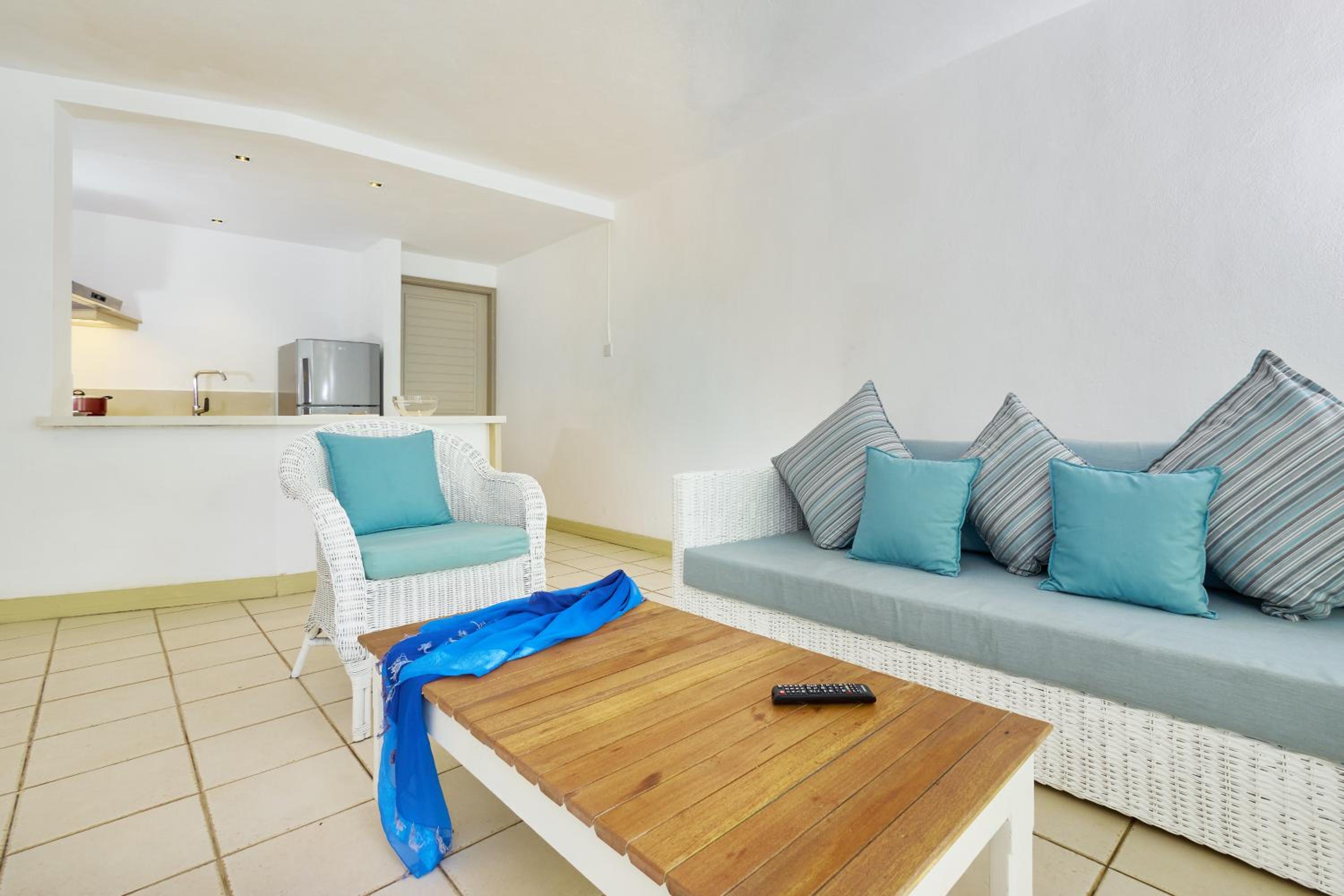 Two-Bedroom Apartment with Partial sea view and Garden view photo 3