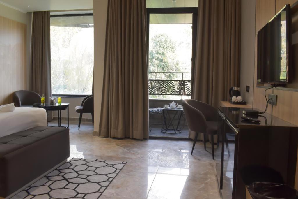 Deluxe Room - Photo 6
