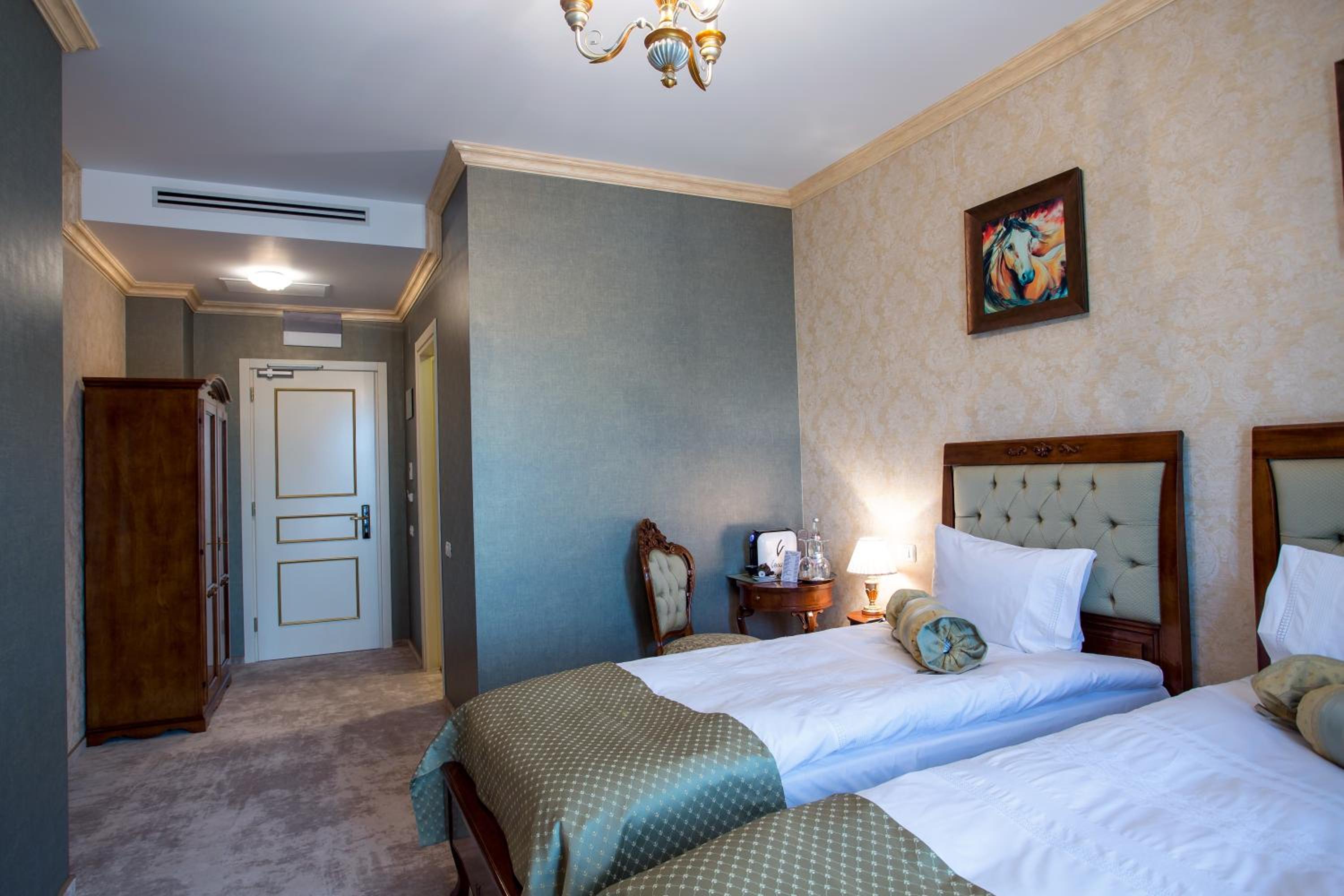 Twin Room with Balcony - Photo 4