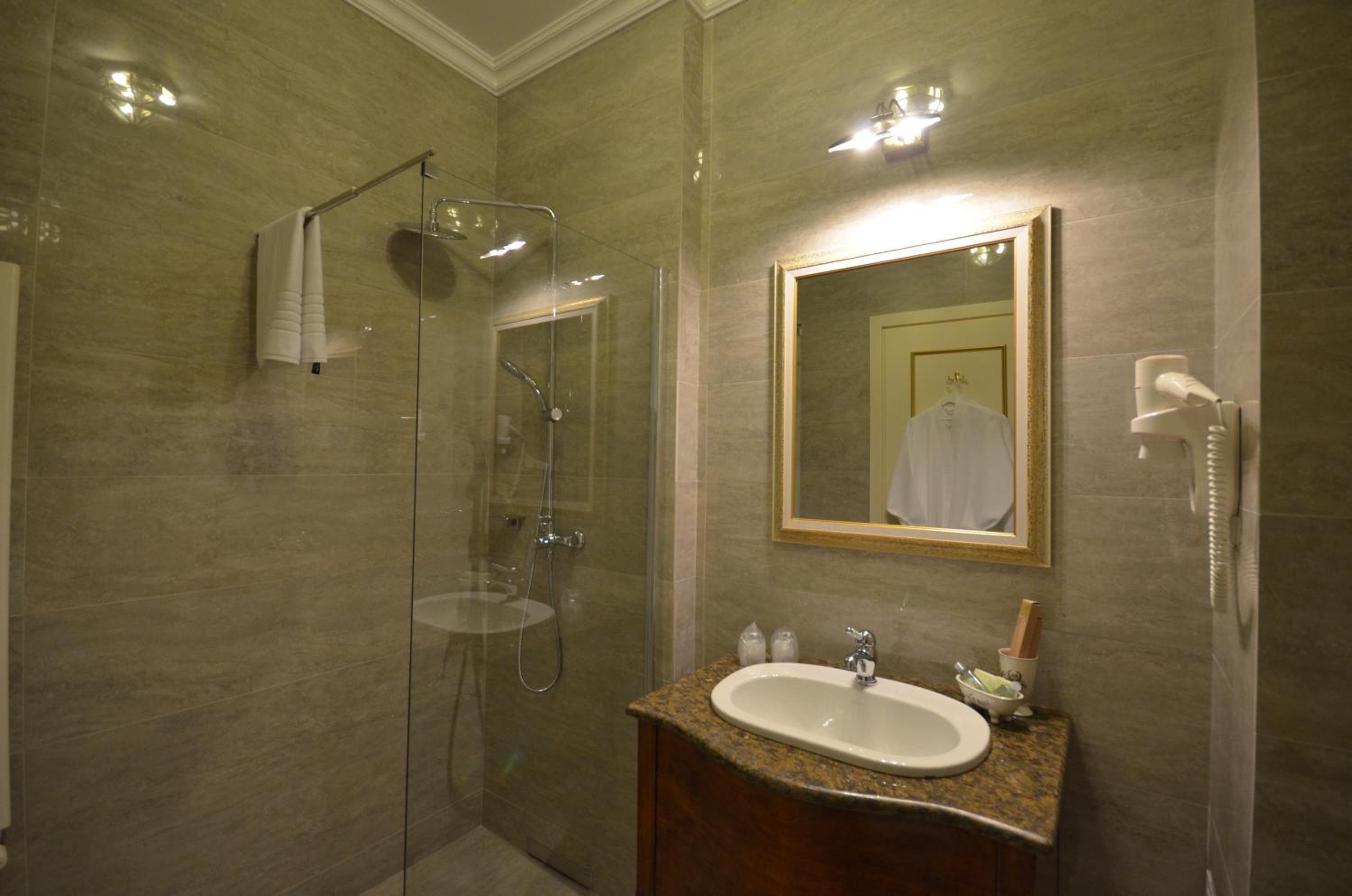 Twin Room with Balcony - Photo 5