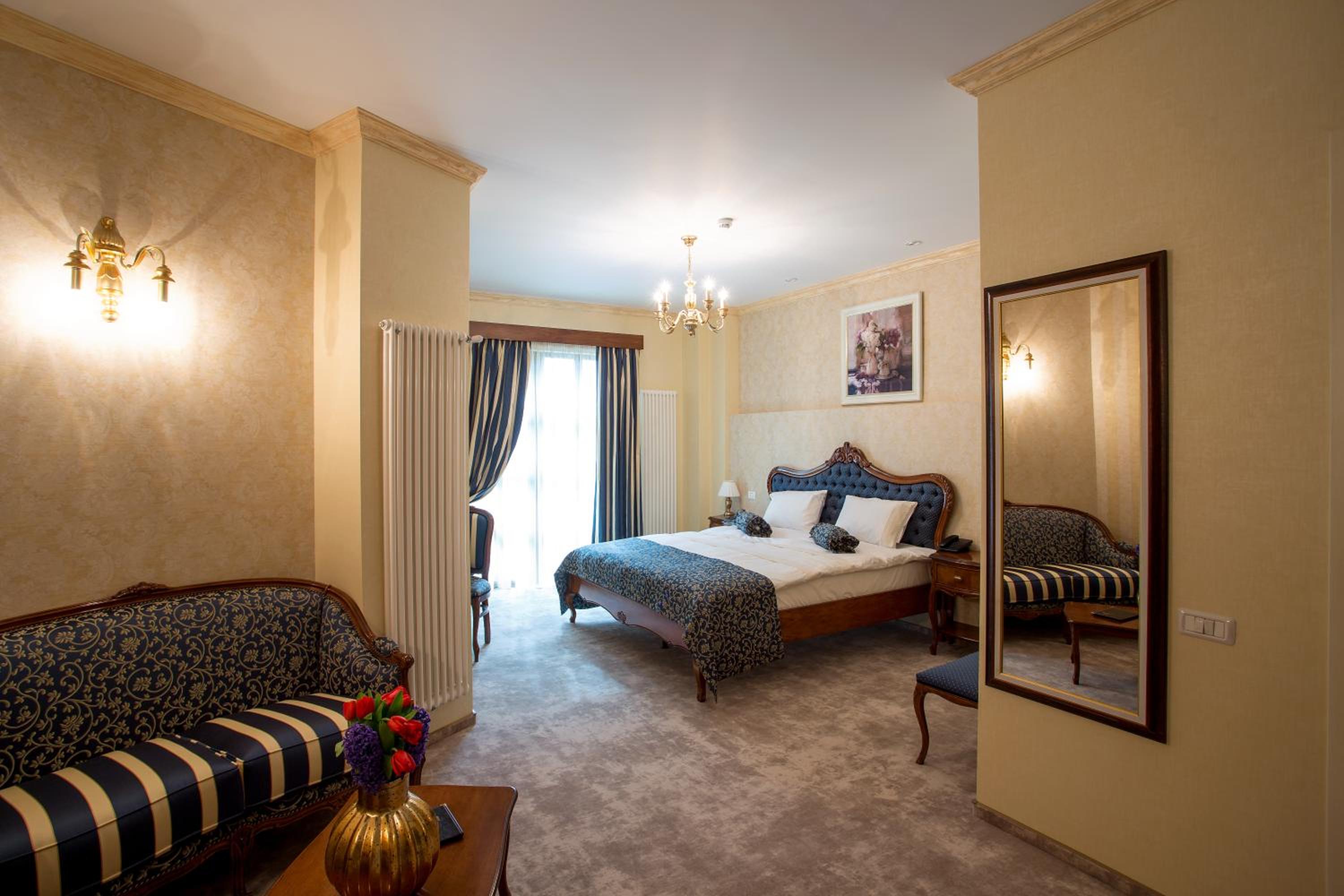 Suite - Photo 1